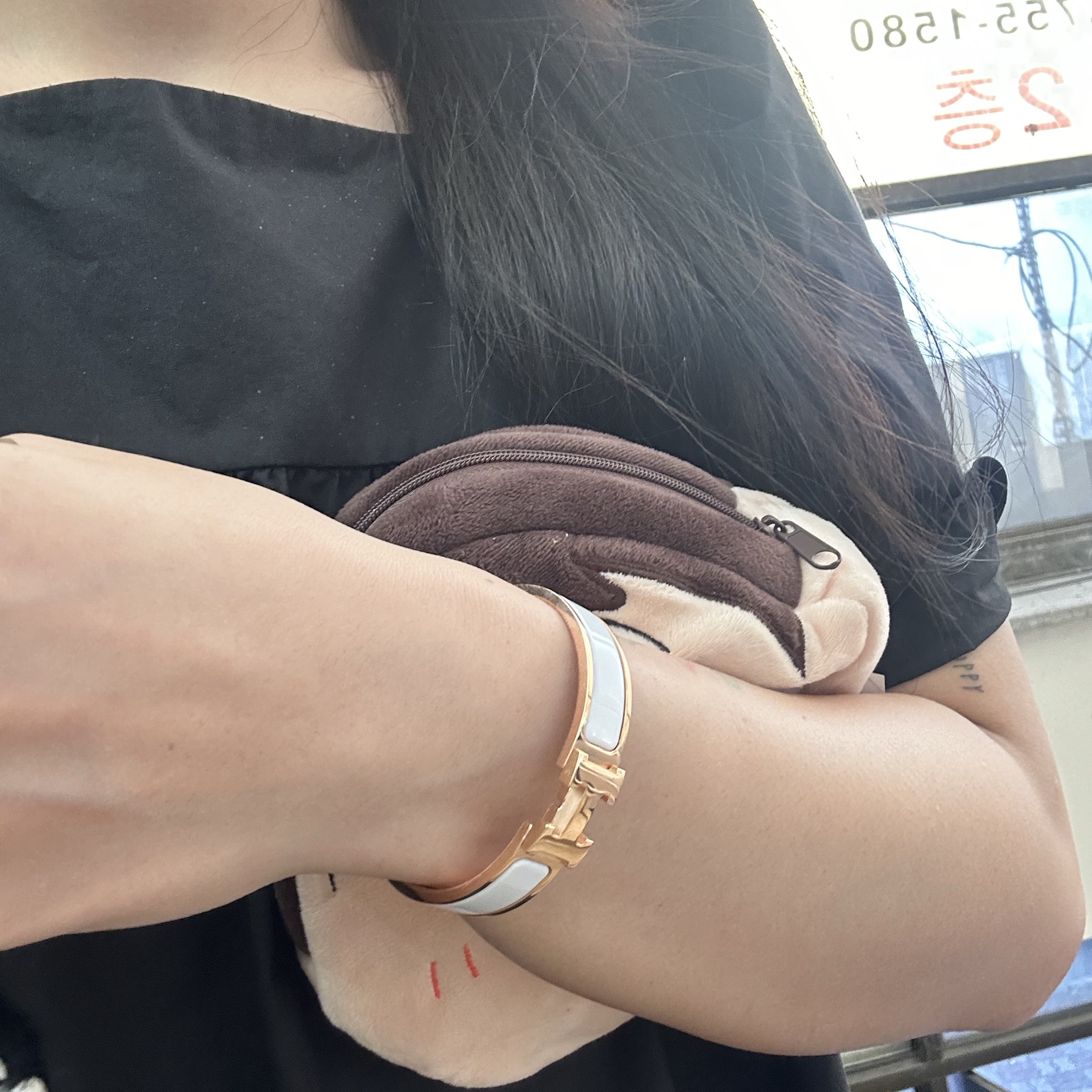(W) Hermes Clic H Bracelet Rose Gold & Blanc 착용 스타일