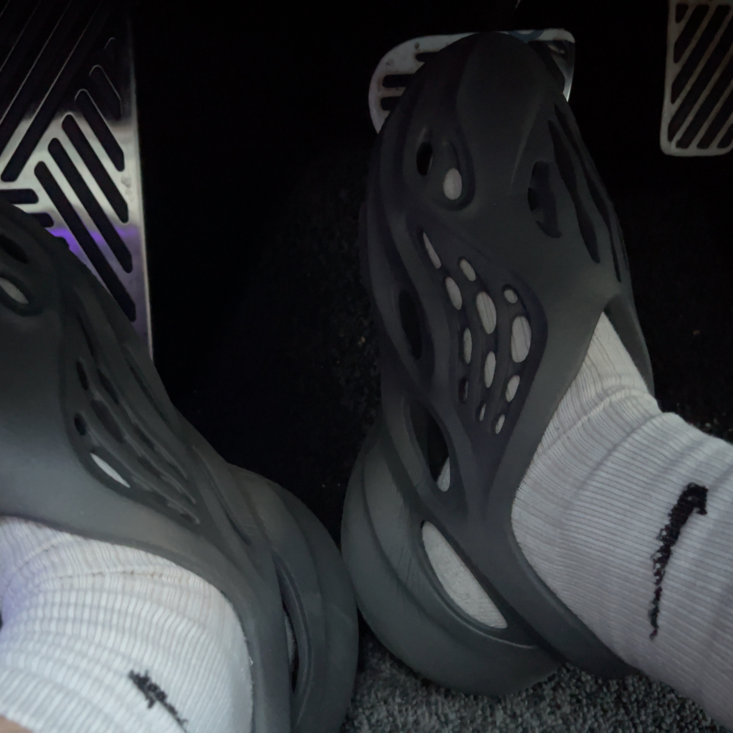 Adidas Yeezy Foam RNNR Carbon 착용 스타일