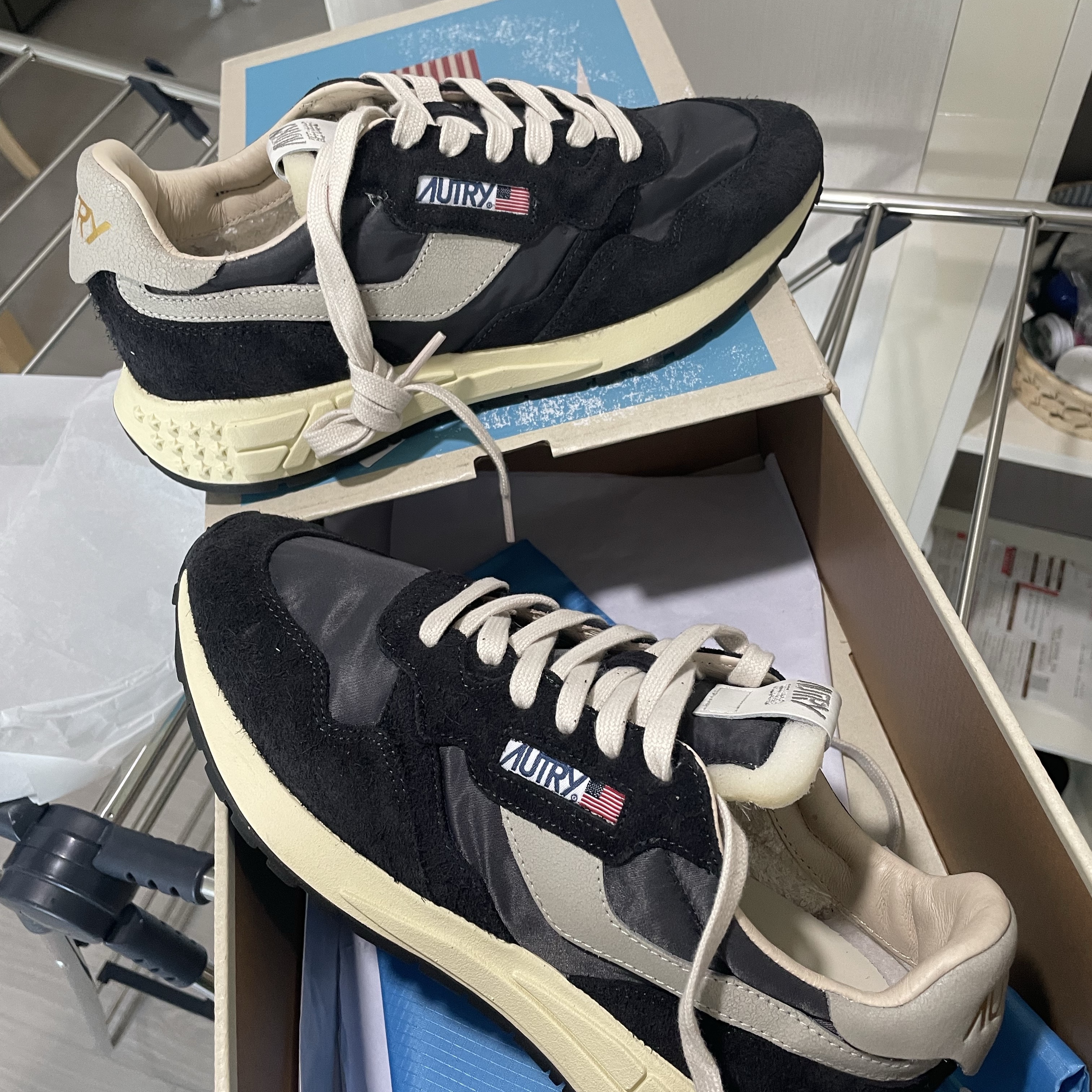 Autry Reelwind Low Nylon Suede Sneakers Black 착용 스타일