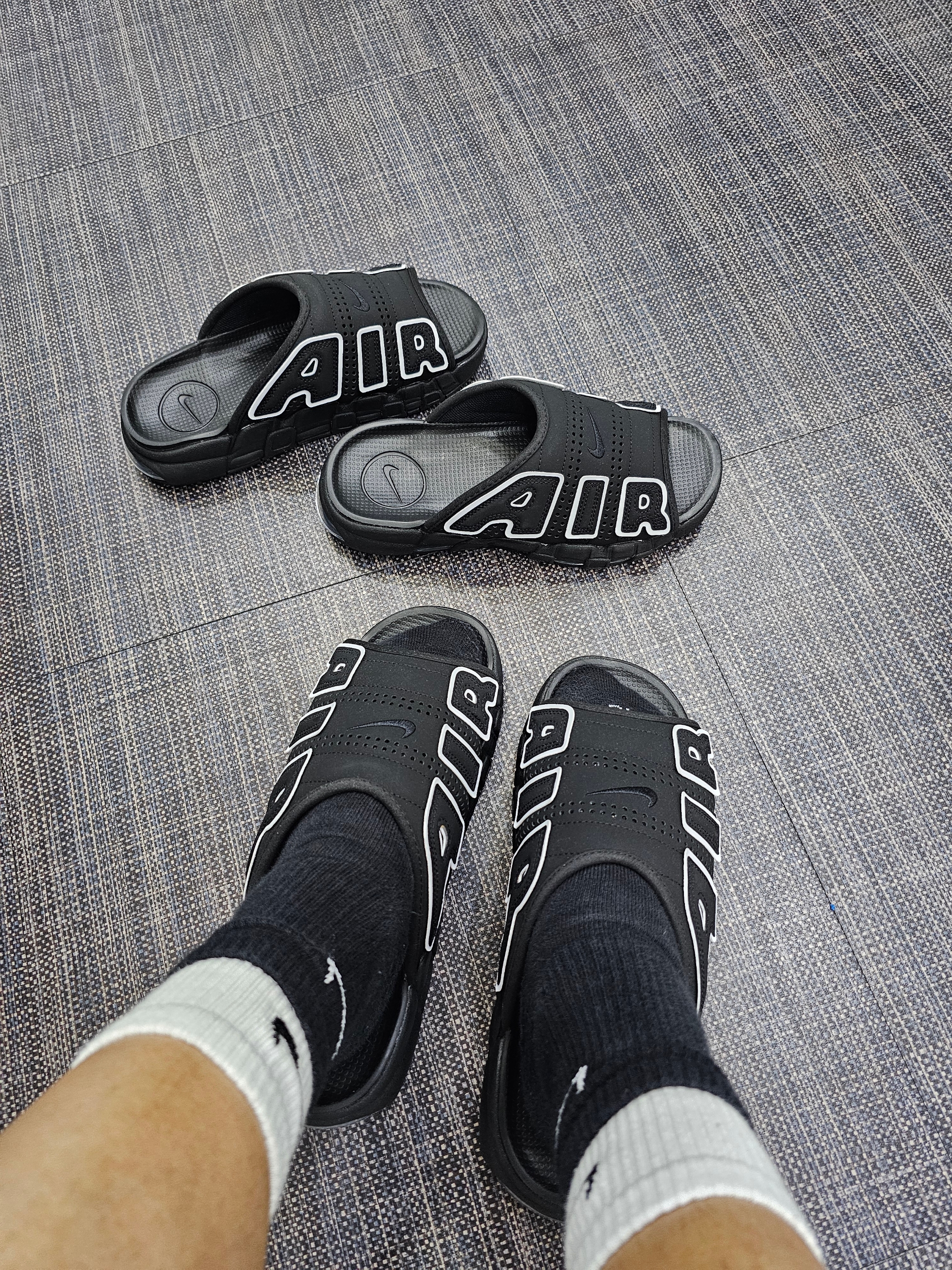 (W) Nike Air More Uptempo Slide Black White, Nike Air More Uptempo Slide Black White 착용 스타일 - 1