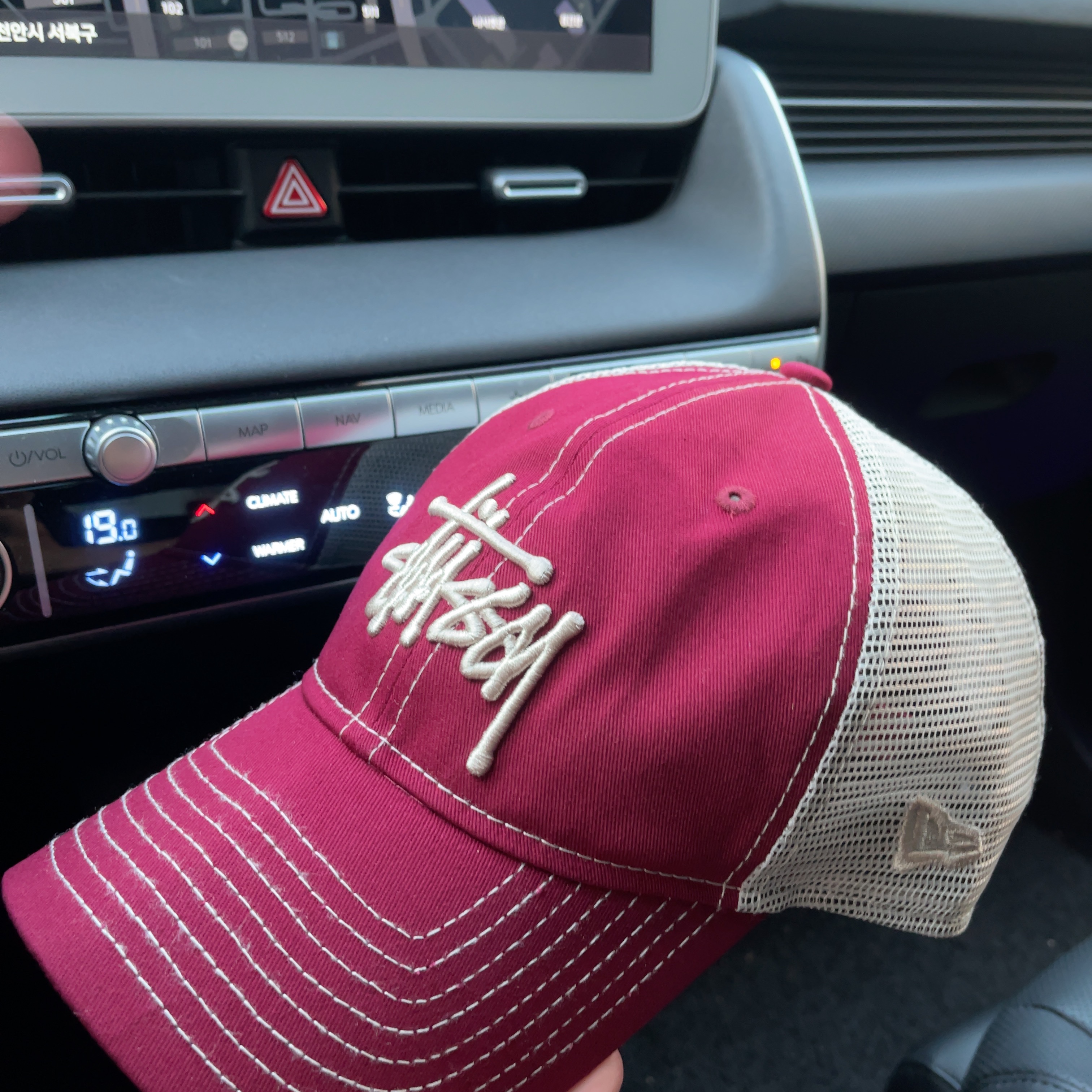 Stussy New Era 9Twenty Basic Trucker Cardinal 착용 스타일