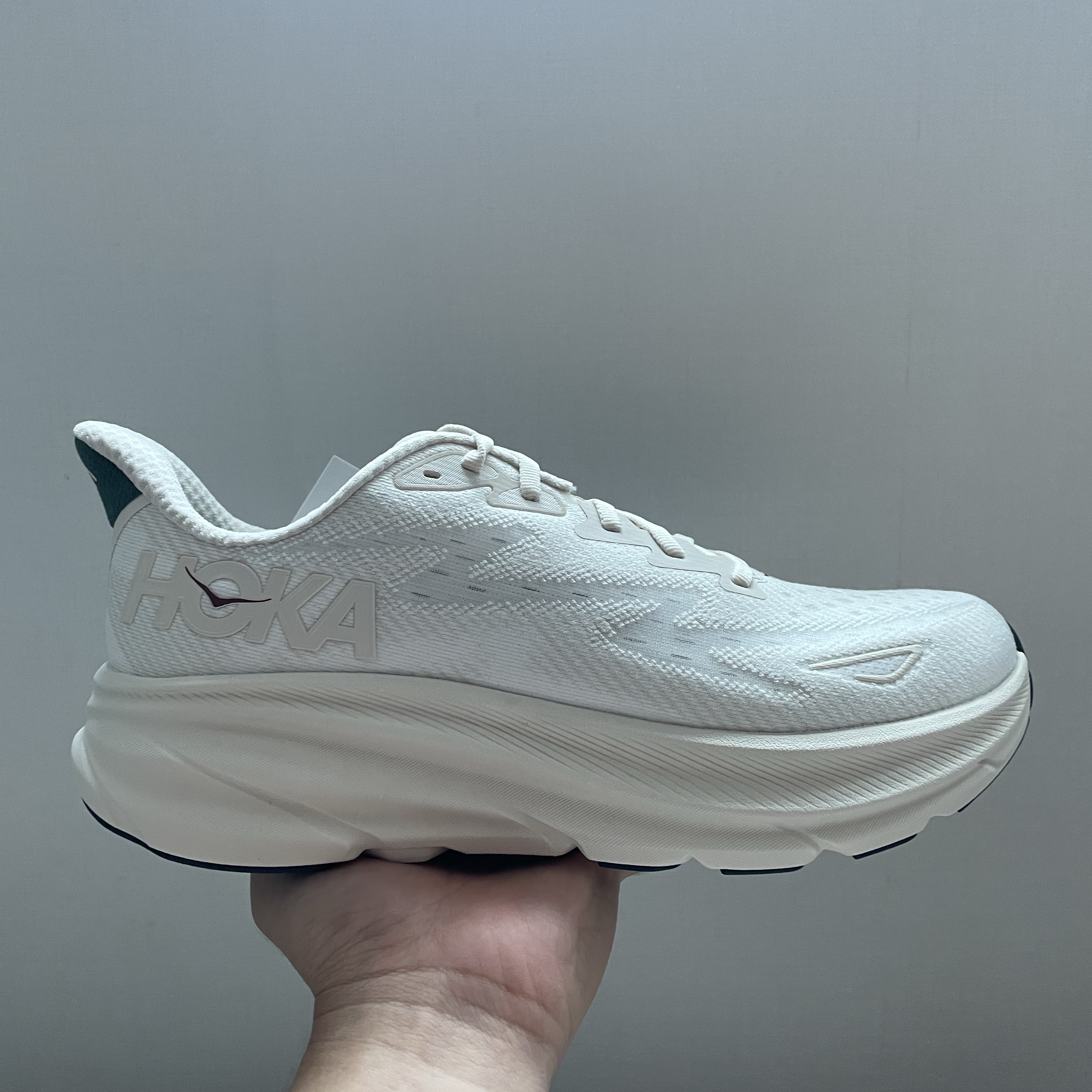 Hoka Clifton 9 Nimbus Cloud Steel Wool 착용 스타일 - 2