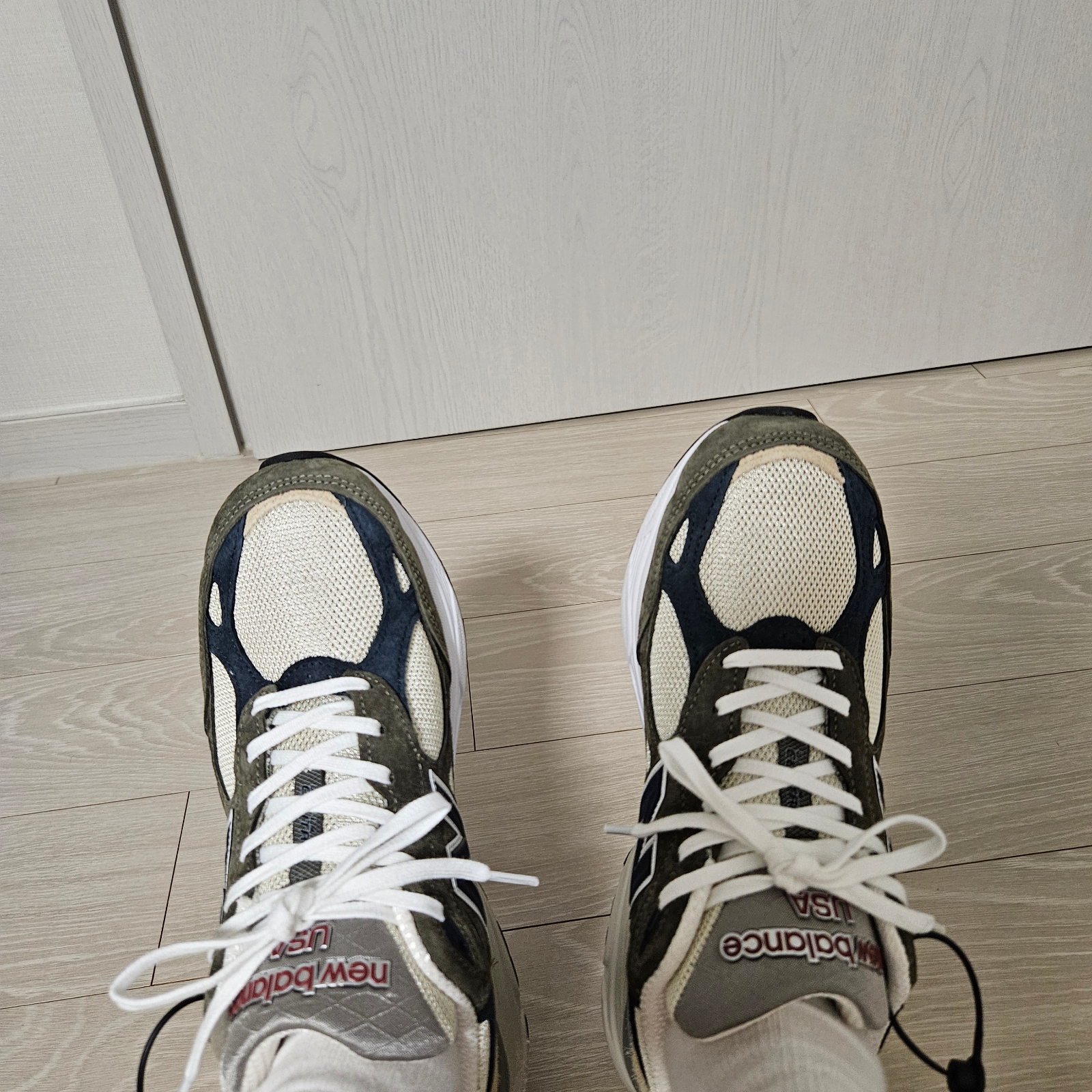 New Balance 990v3 Made in USA Olive 착용 스타일 - 1