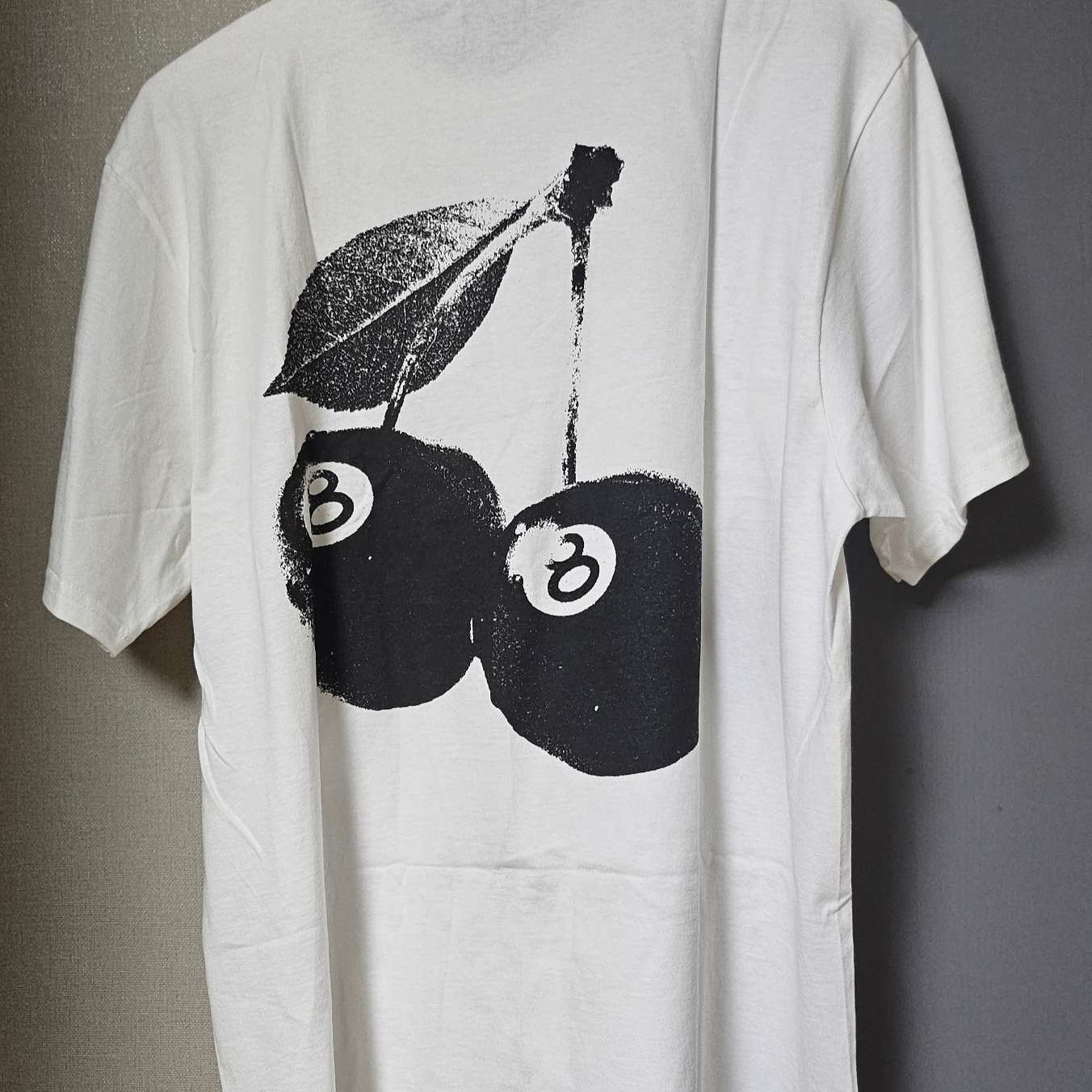Stussy Cherries T-Shirt White 착용 스타일 - 2