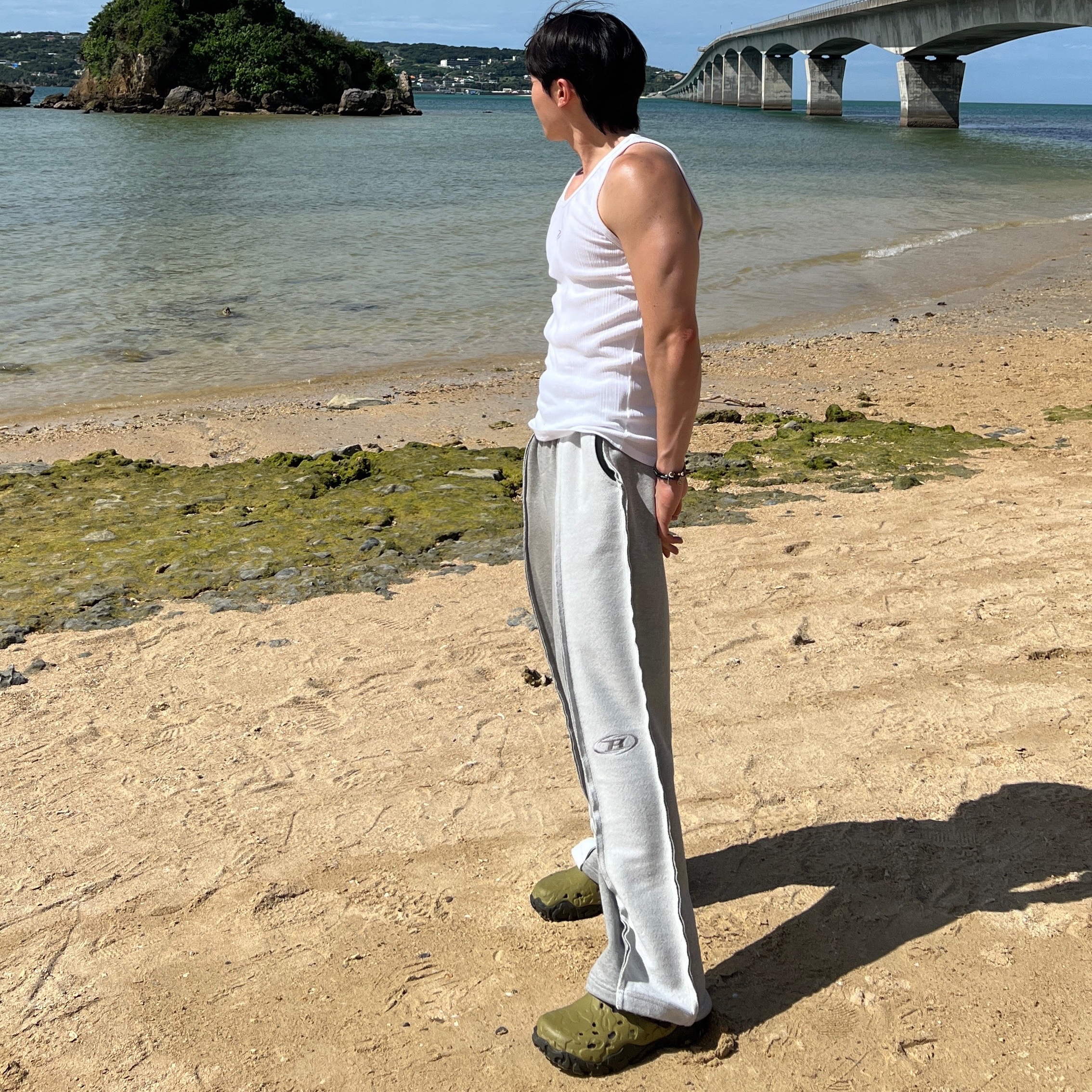 BORN TO WIN Reverse Mix Wide Pants Melange Grey, Crocs x Roa Hiking Atlas Clog Aloe Multi 착용 스타일 - 1