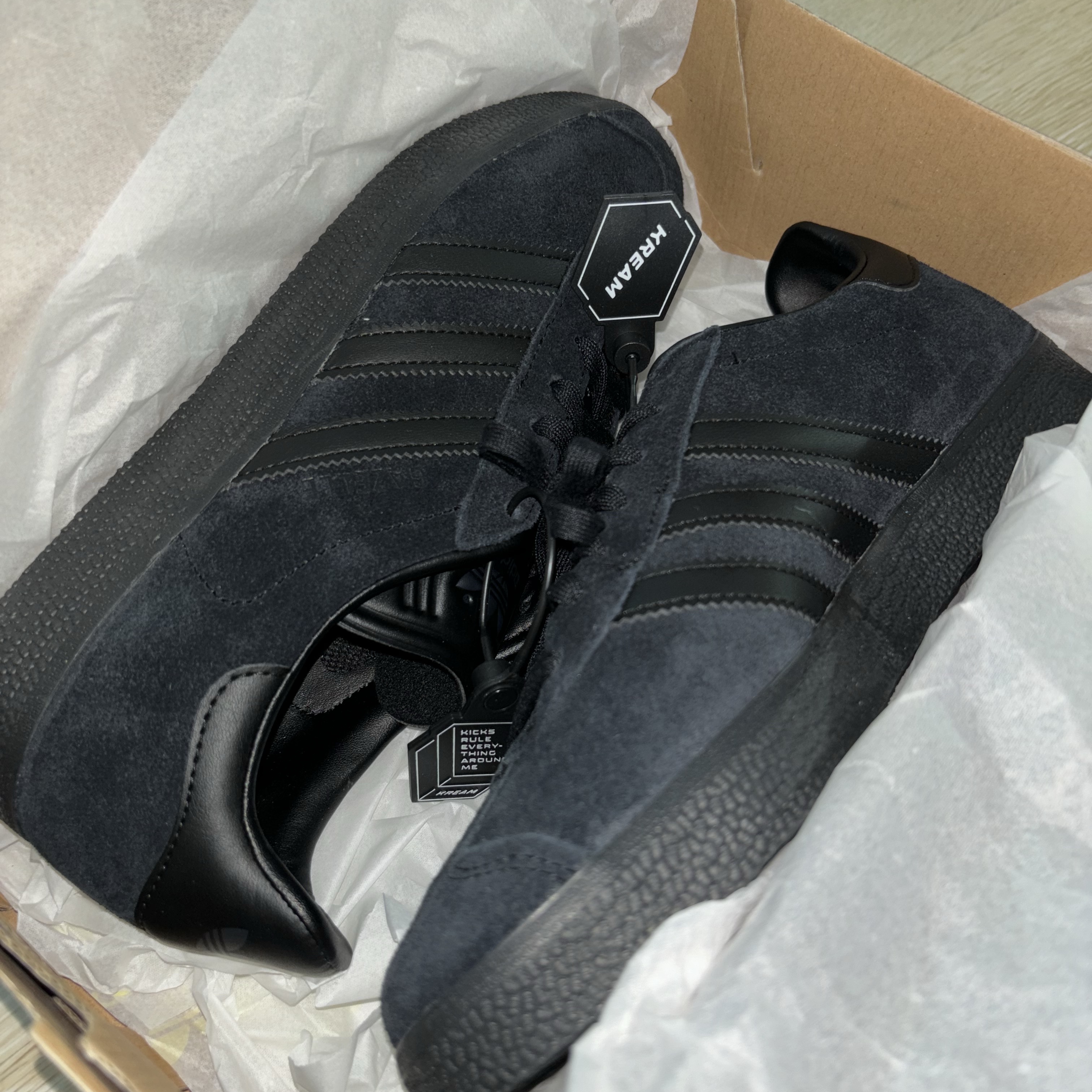 Adidas Gazelle Triple Black 착용 스타일 - 1