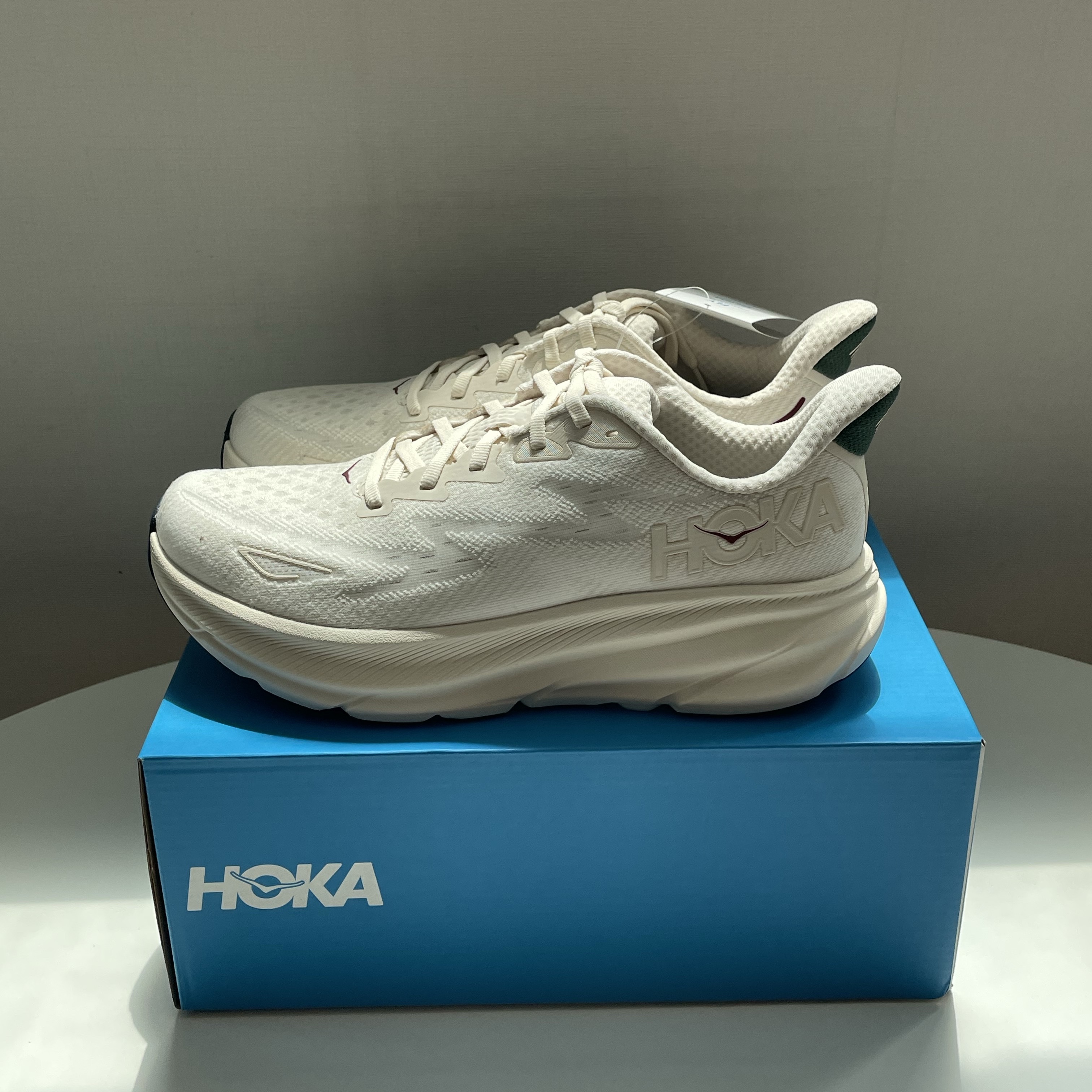 Hoka Clifton 9 Nimbus Cloud Steel Wool 착용 스타일 - 4