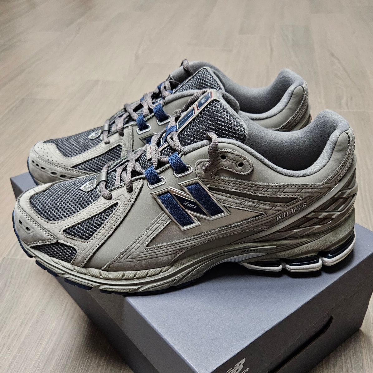 New Balance 1906R Charcoal Grey 착용 스타일 - 1