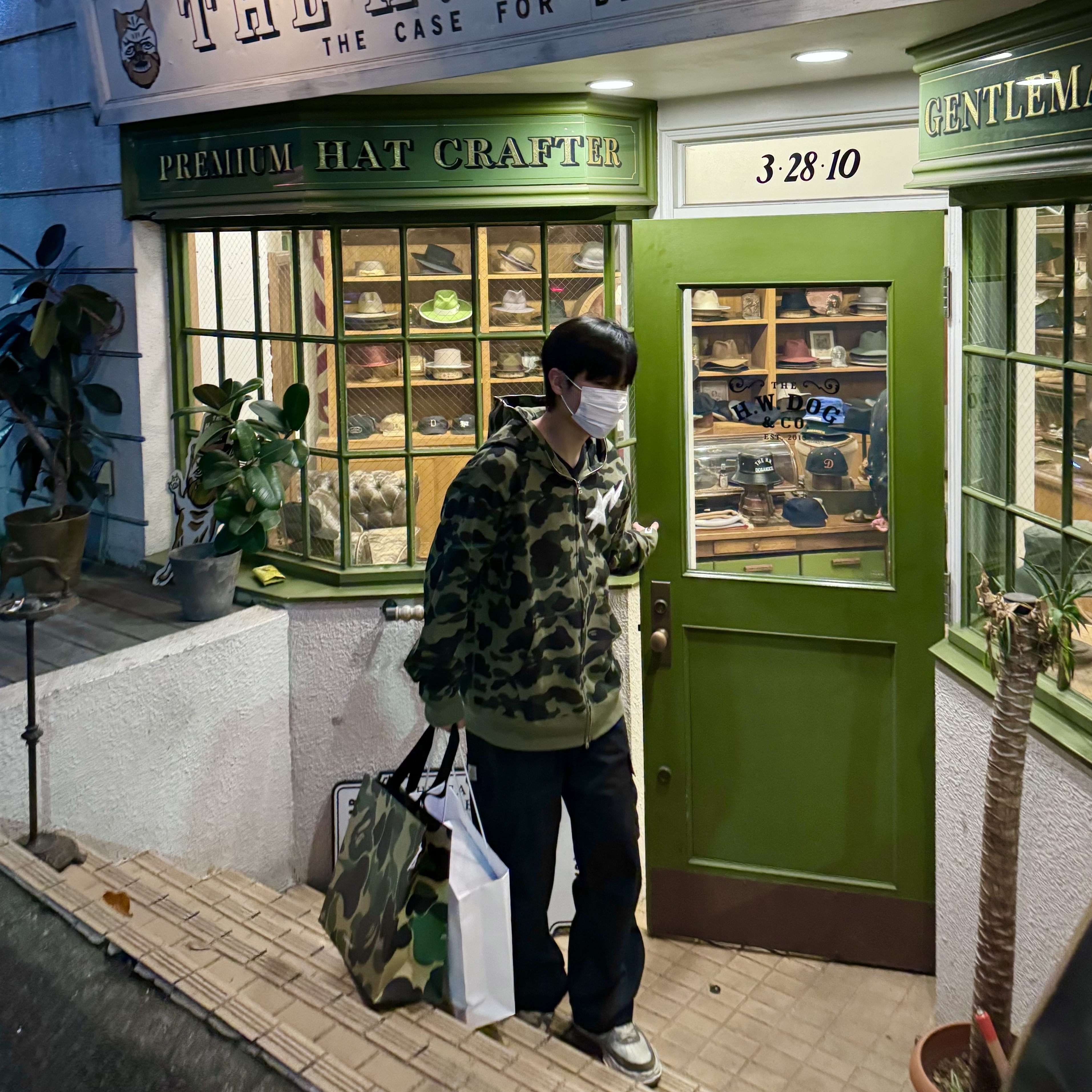 BAPE PONR 1st Camo 2nd Shark Full Zip Hoodie Green, Maison Mihara Yasuhiro Wayne OG Sole Distressed Leather Low-top Sneaker Blue White 착용 스타일 - 1