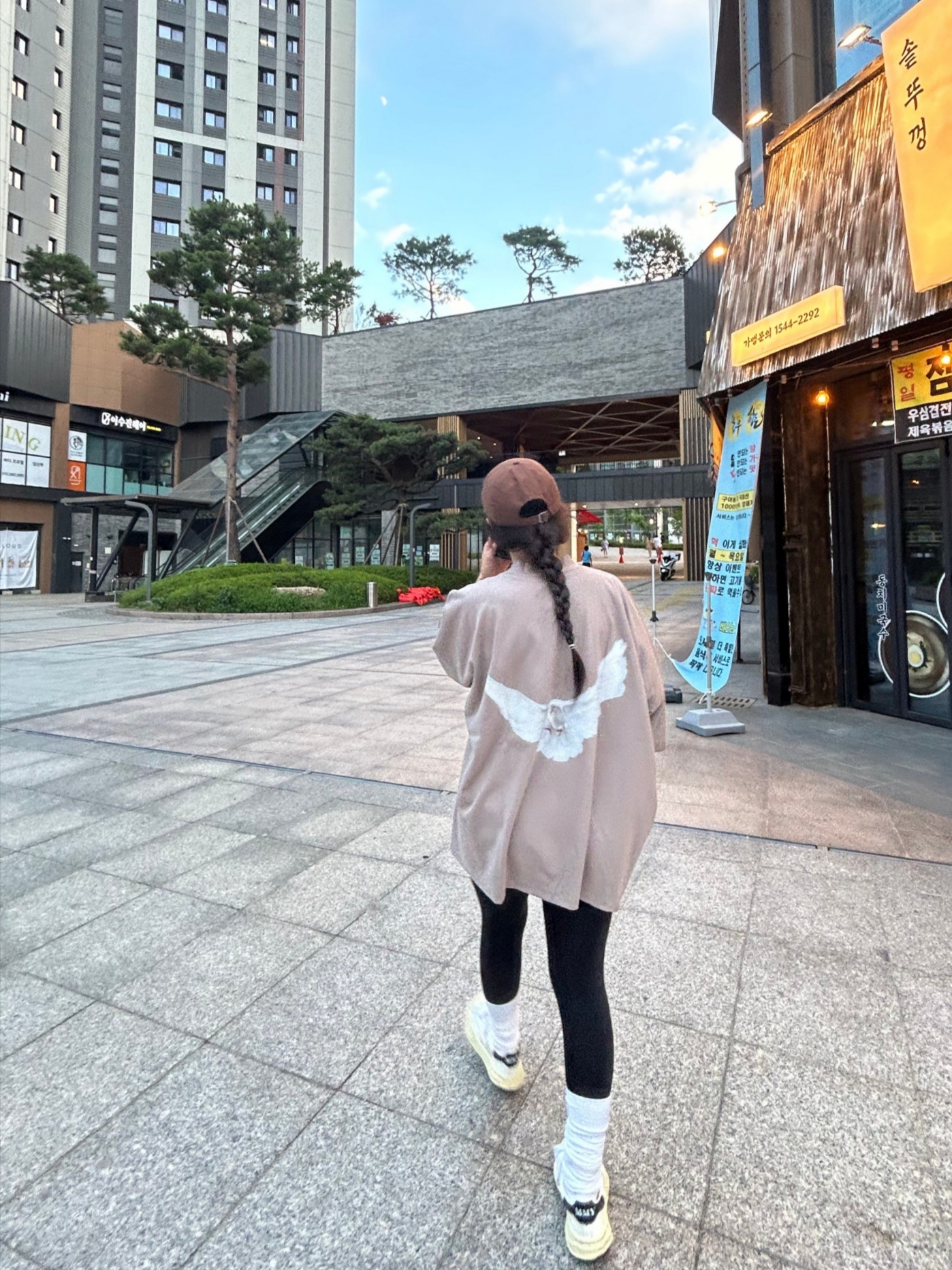Nike Heritage 86 Futura Washed Cap Earth, Yeezy Gap Engineered By Balenciaga Dove No Seam T-Shirt Beige 착용 스타일 - 1