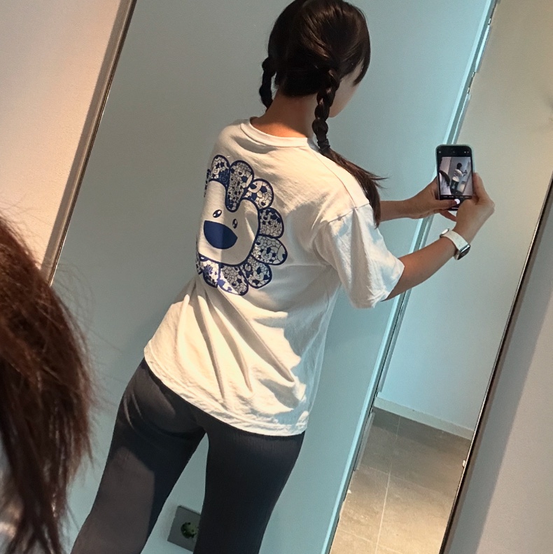 NewJeans x Murakami T-Shirt White 착용 스타일