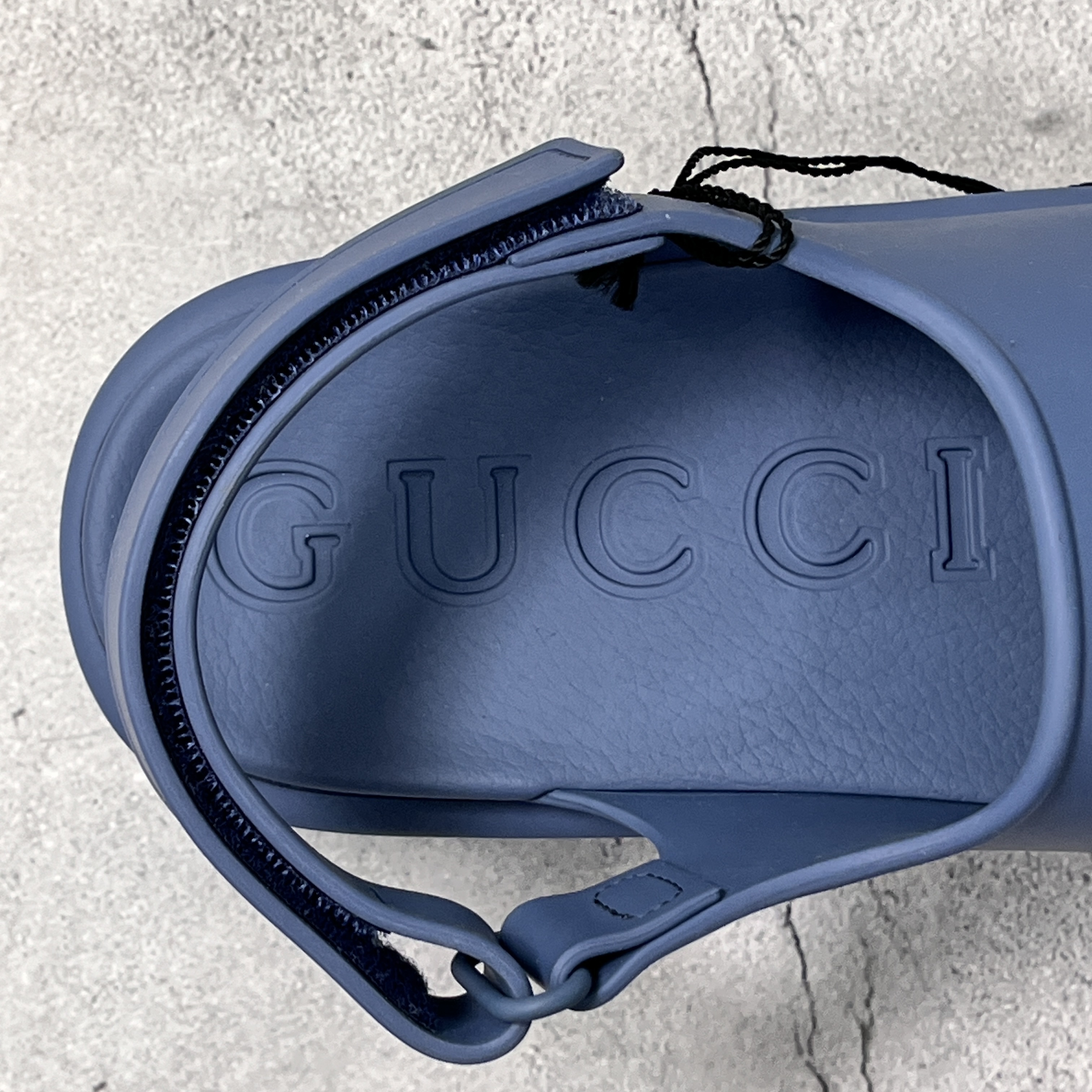 Gucci Horsebit Flatform Sandal Dark Blue Rubber 착용 스타일 - 4