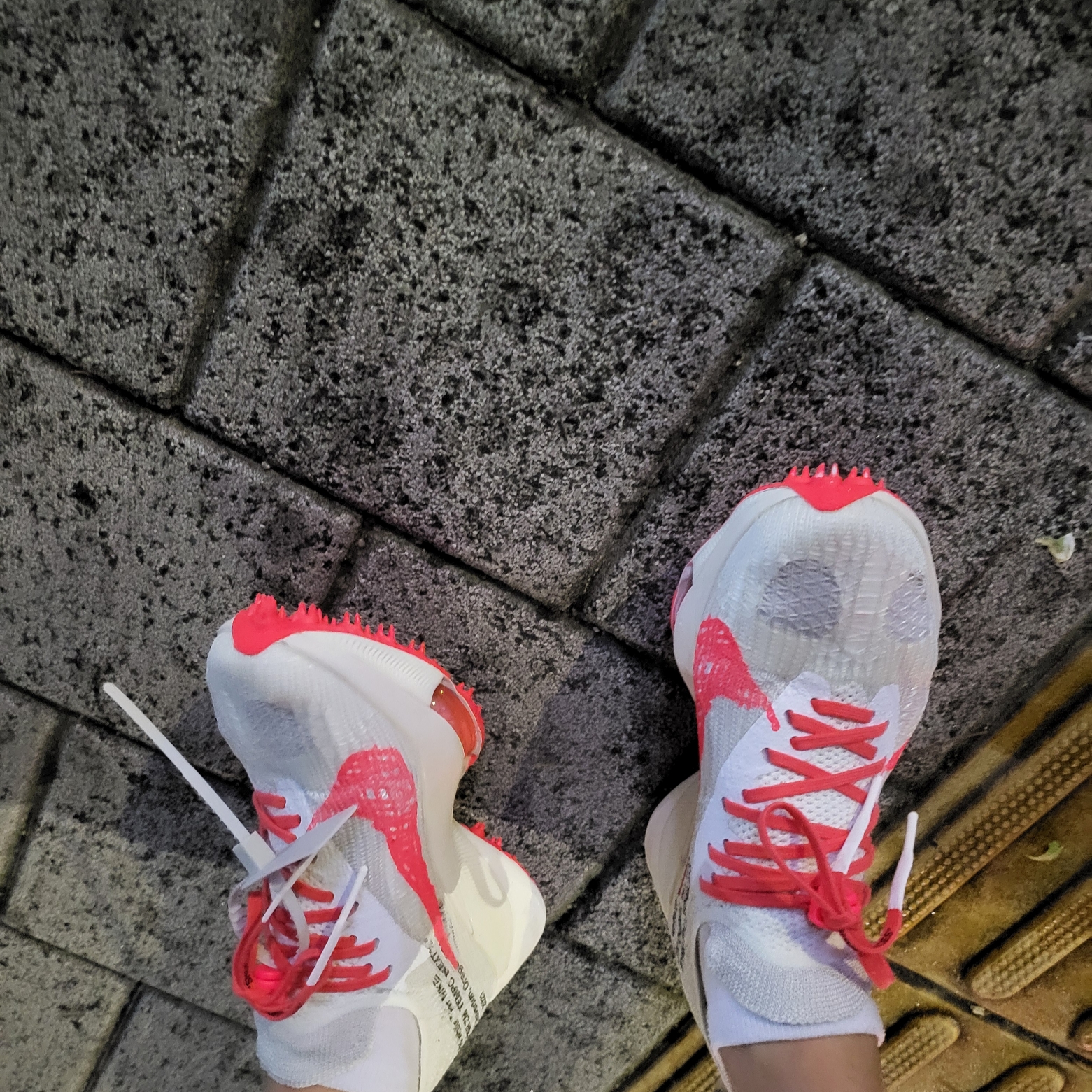 Nike x Off-White Air Zoom Tempo Next% Solar Red 착용 스타일