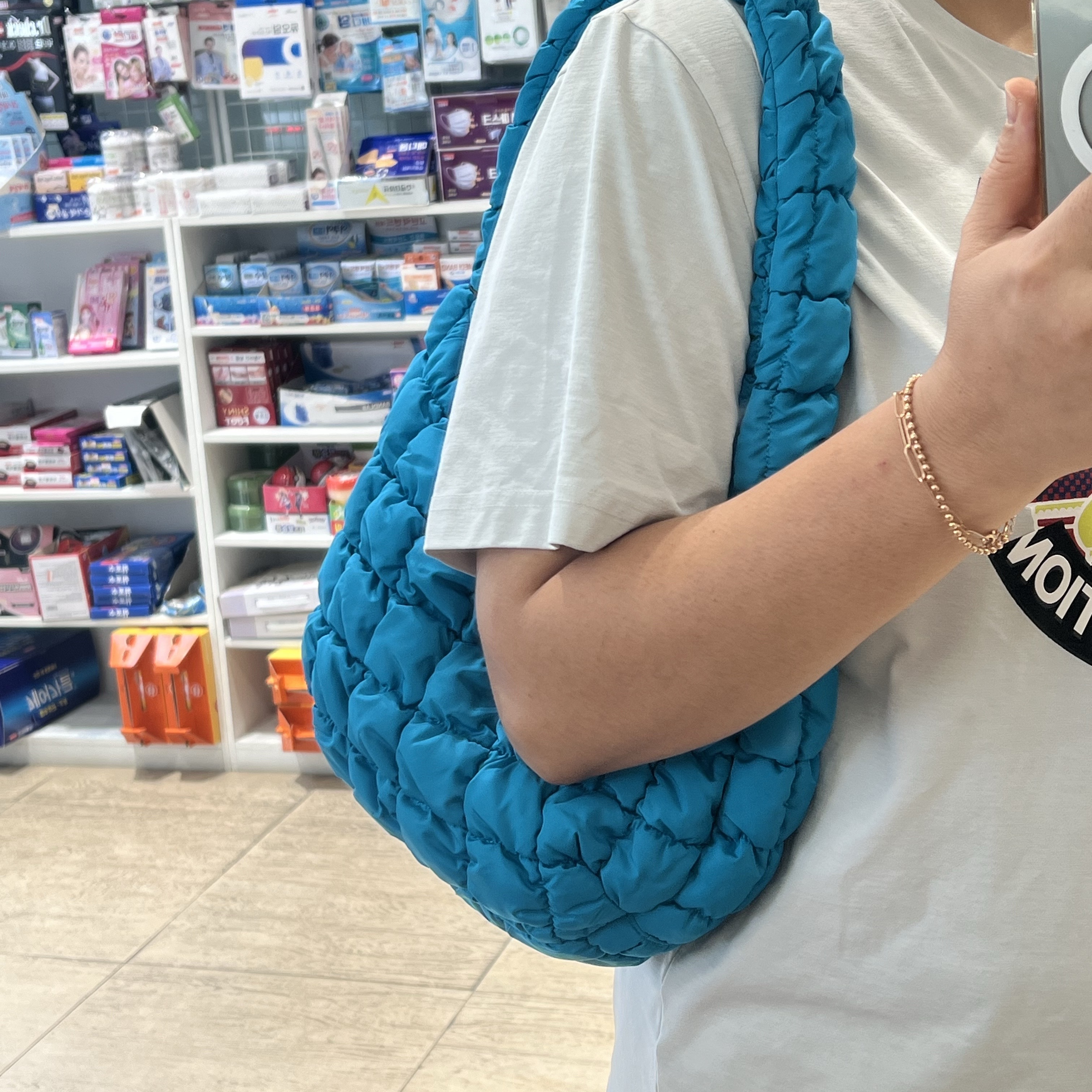 COS Quilted Mini Bag Bright Turquoise 착용 스타일