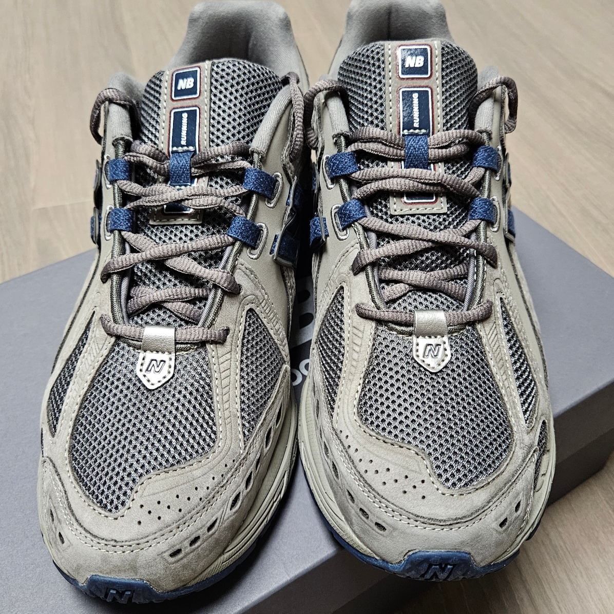 New Balance 1906R Charcoal Grey 착용 스타일 - 2