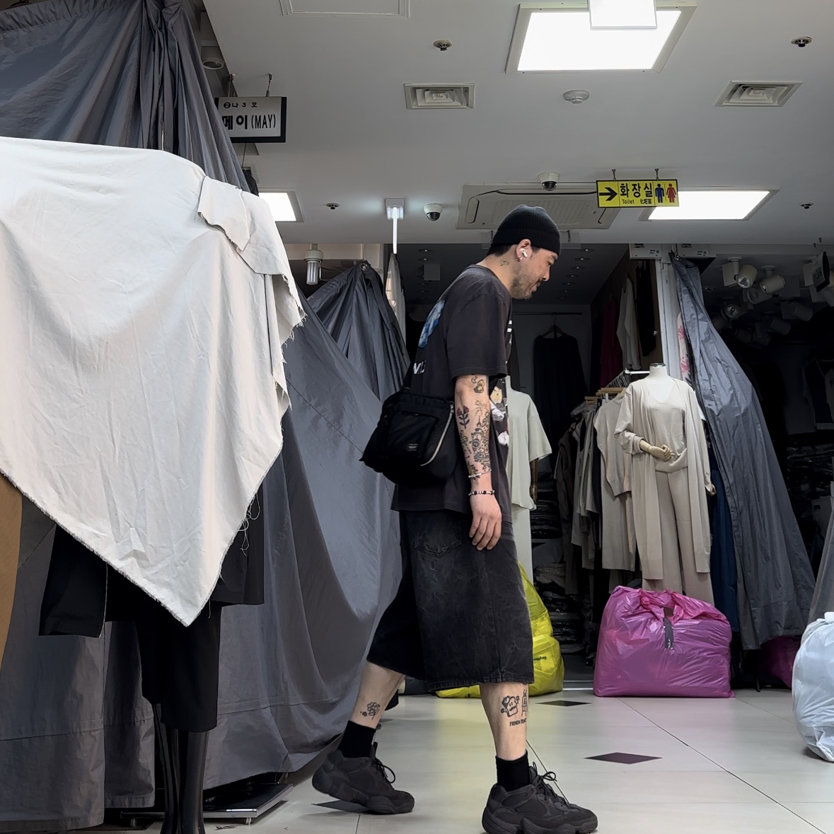 Adidas Yeezy 500 Utility Black 2022/2023 착용 스타일 - 3