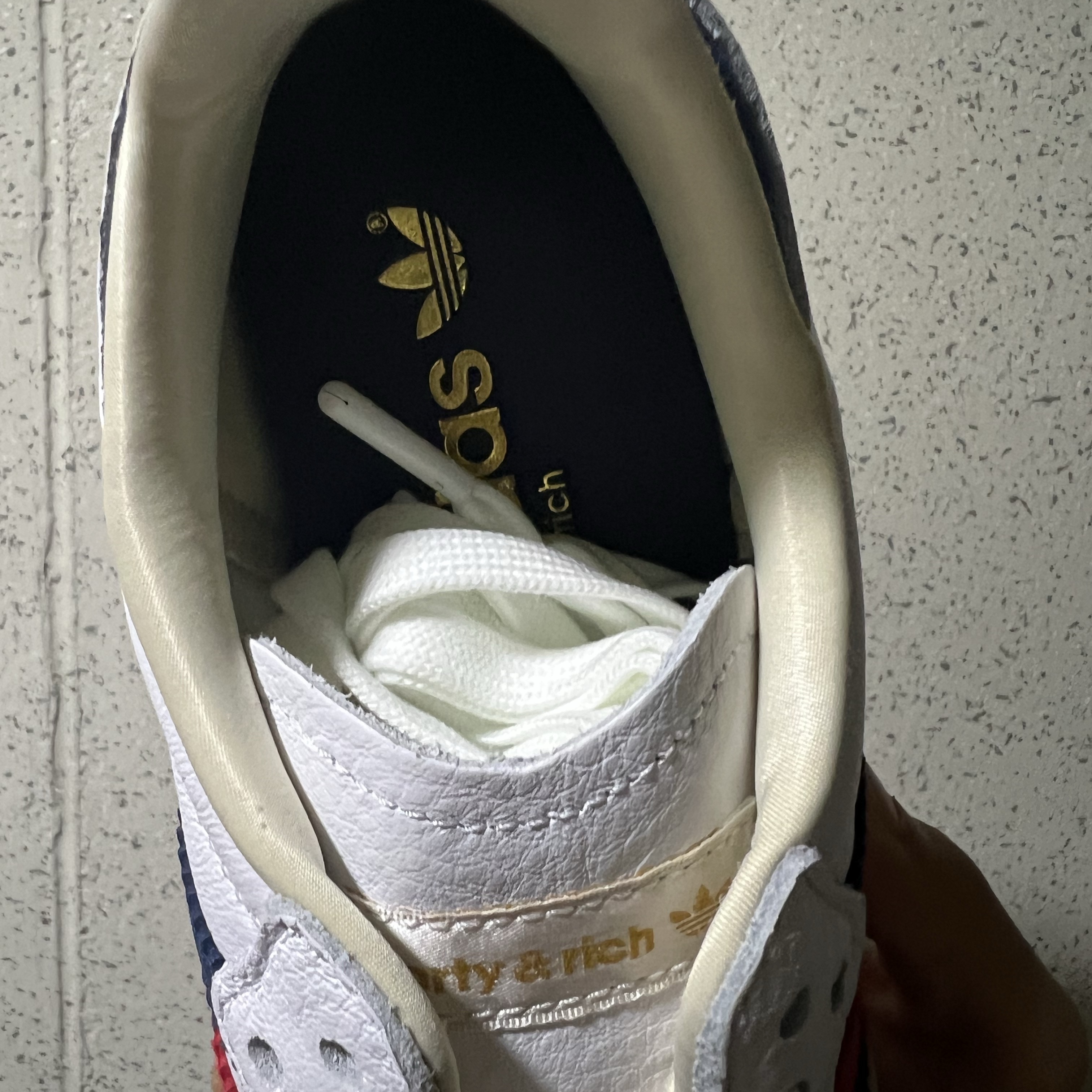 Adidas x Sporty & Rich Samba OG Cloud White Night Indigo 착용 스타일 - 4