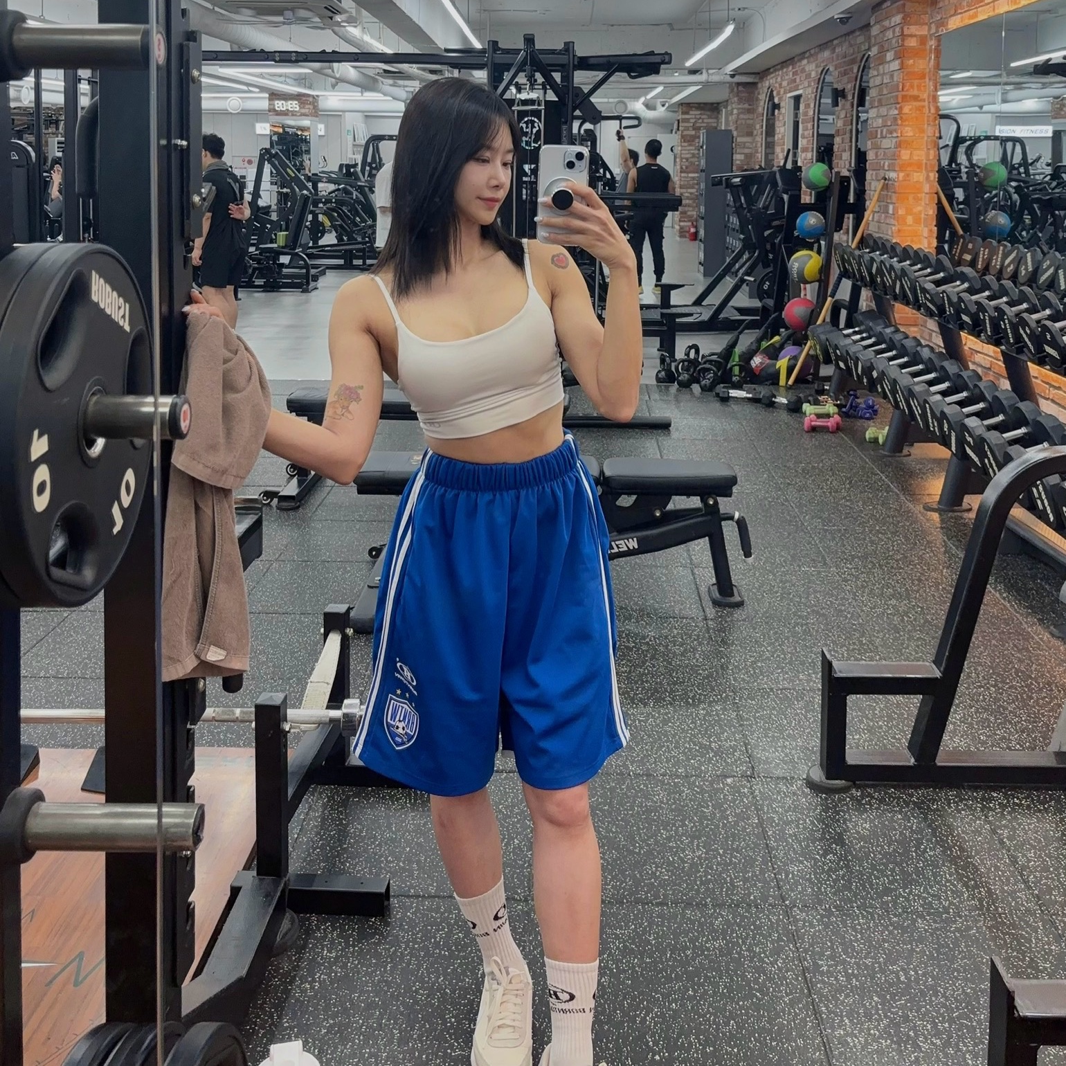 BORN TO WIN Square Fit Bra Top White 착용 스타일