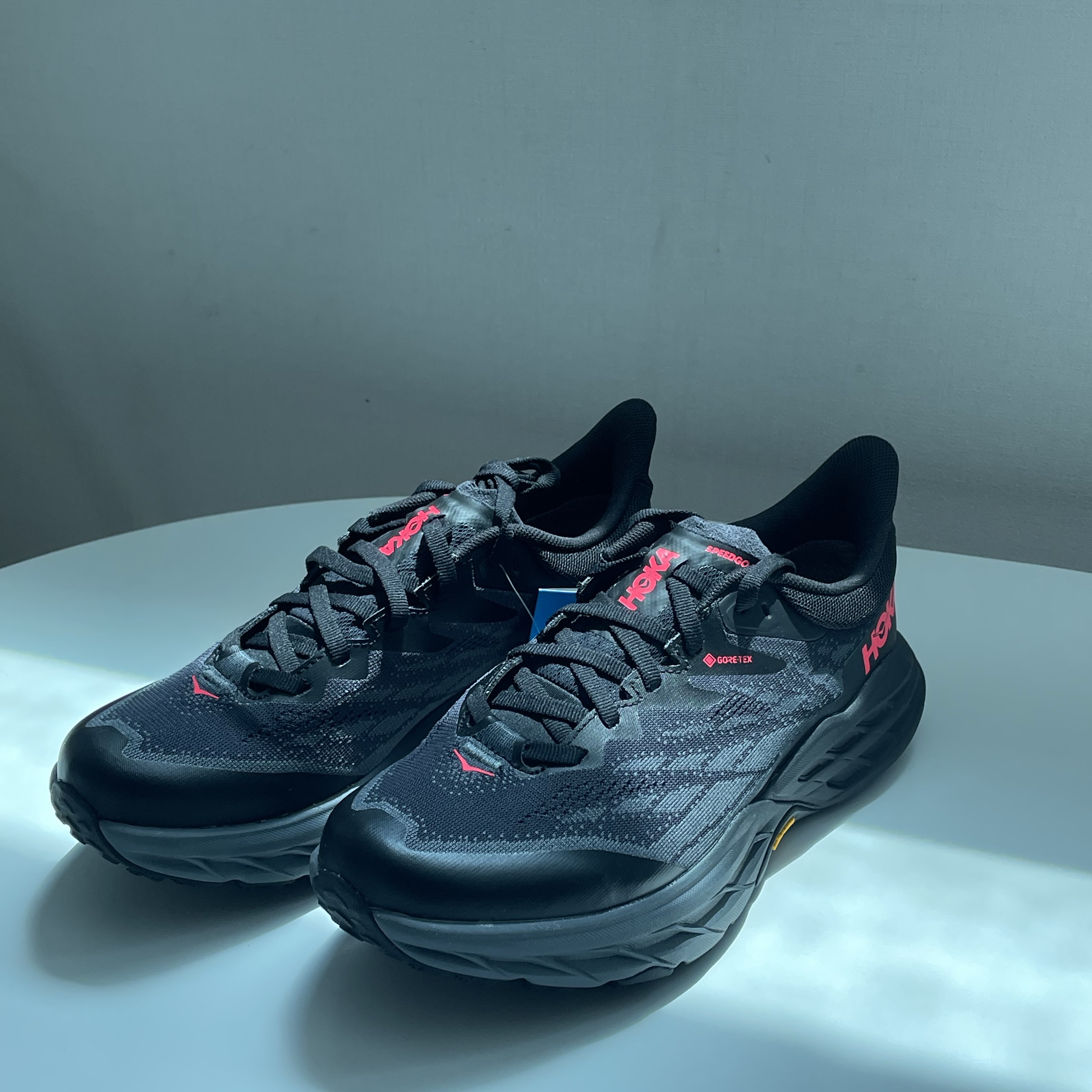 (W) Hoka Speedgoat 5 Gore-Tex Black 착용 스타일 - 1