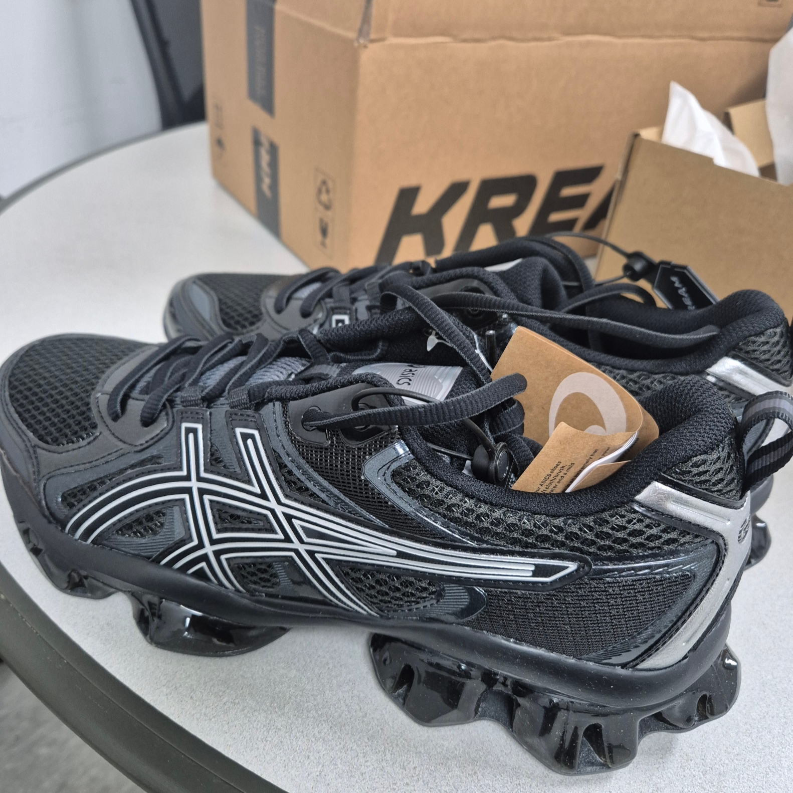 Asics Gel-Quantum Kinetic Graphite Grey Black 착용 스타일