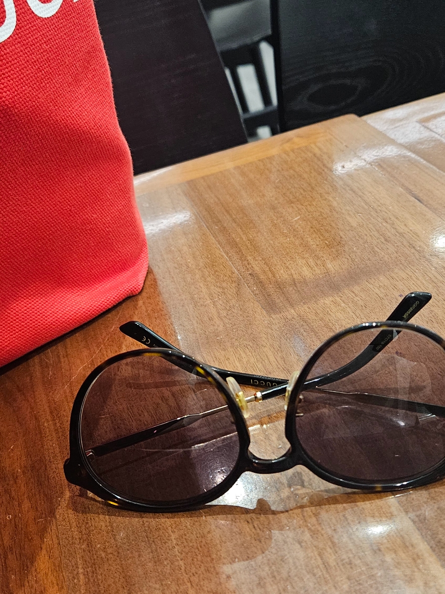 (W) Gucci Geometric Frame Sunglasses Shiny Dark Brown Acetate 착용 스타일 - 3