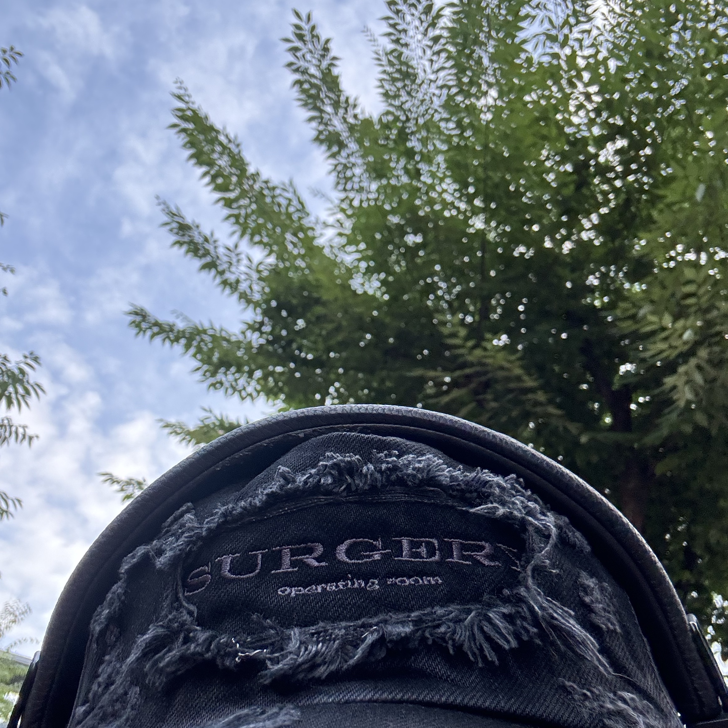 Surgery Destroyed Denim Cap Black Denim 착용 스타일