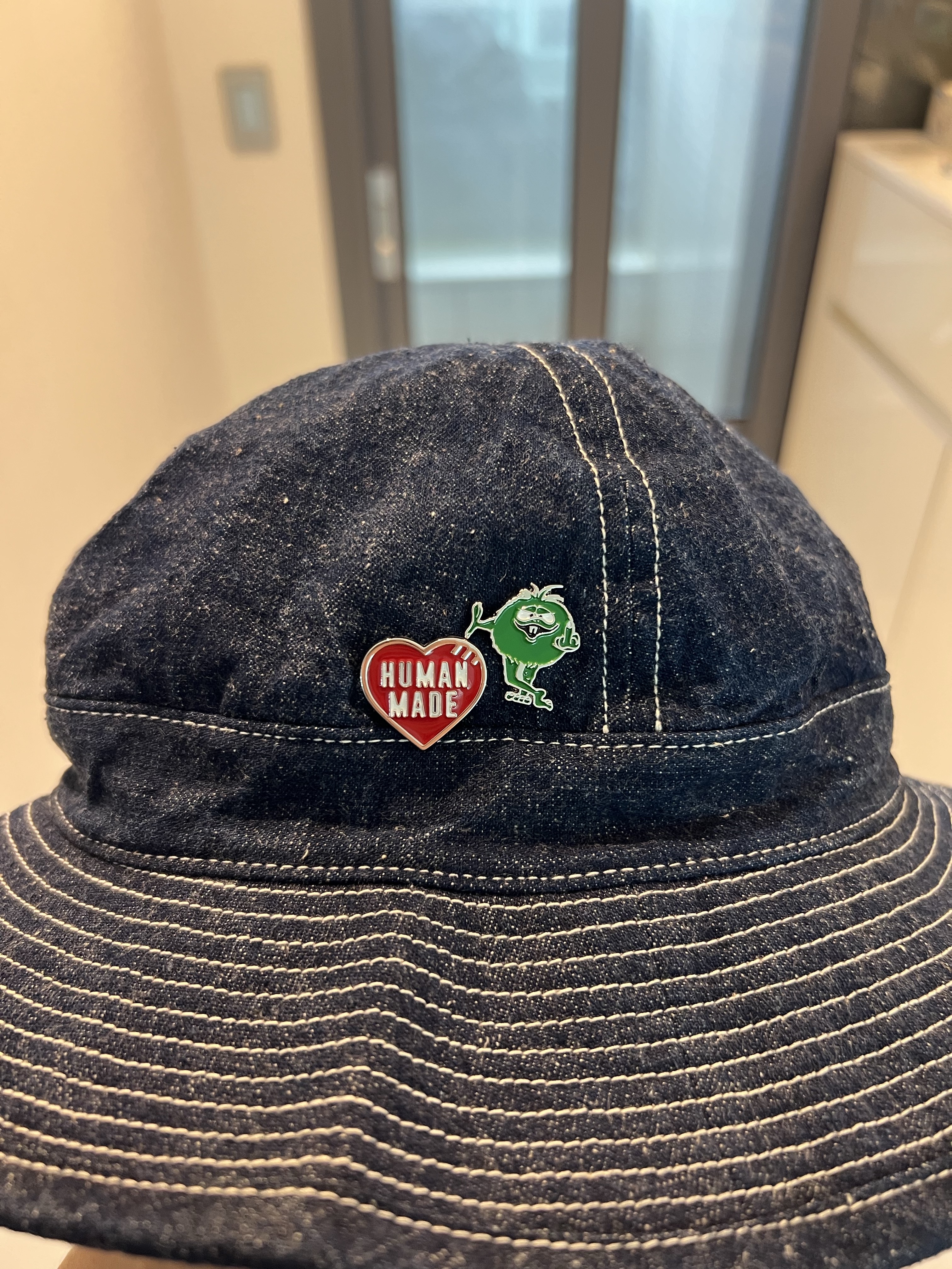 Supreme Camacho Pin Green - 23FW, Human Made Heart Pin Red 착용 스타일 - 2