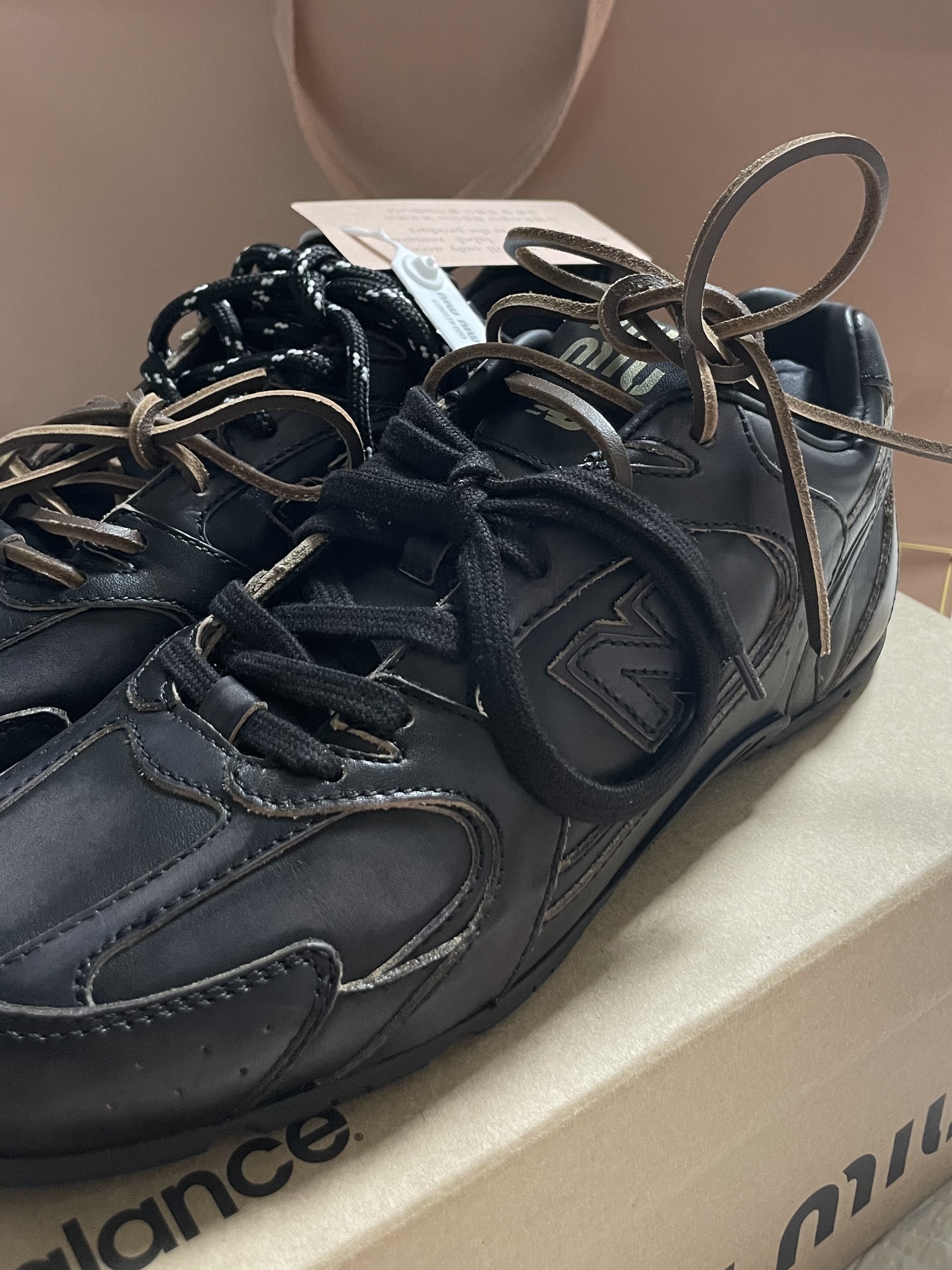 (W) New Balance x Miu Miu 530 SL Leather Sneakers Black 착용 스타일 - 2
