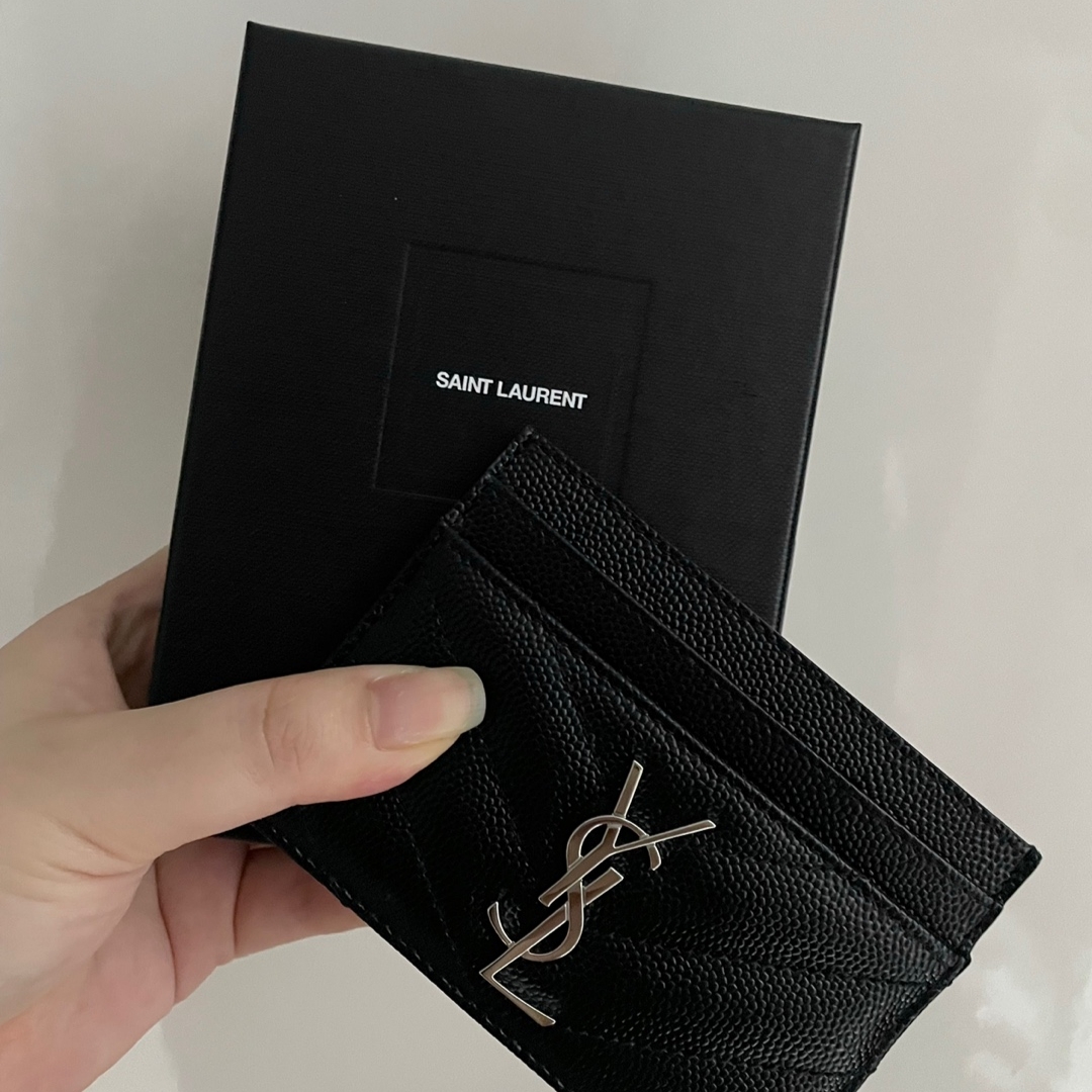 Saint Laurent Cassandre Matelasse Card Case in Grain De Poudre Embossed Leather Black 착용 스타일