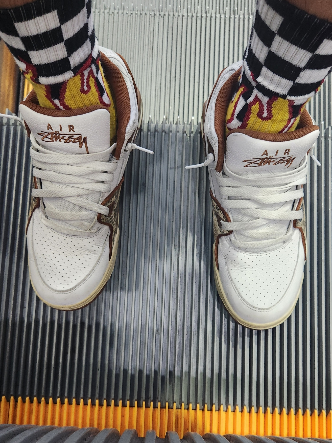 Nike x Stussy Air Flight 89 Low White and Pecan 착용 스타일 - 2