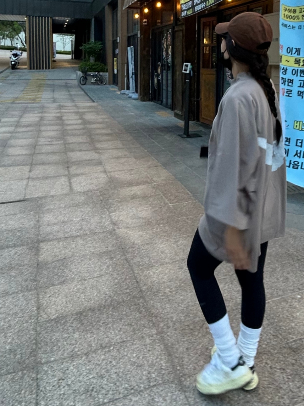 Nike Heritage 86 Futura Washed Cap Earth, Yeezy Gap Engineered By Balenciaga Dove No Seam T-Shirt Beige 착용 스타일 - 2
