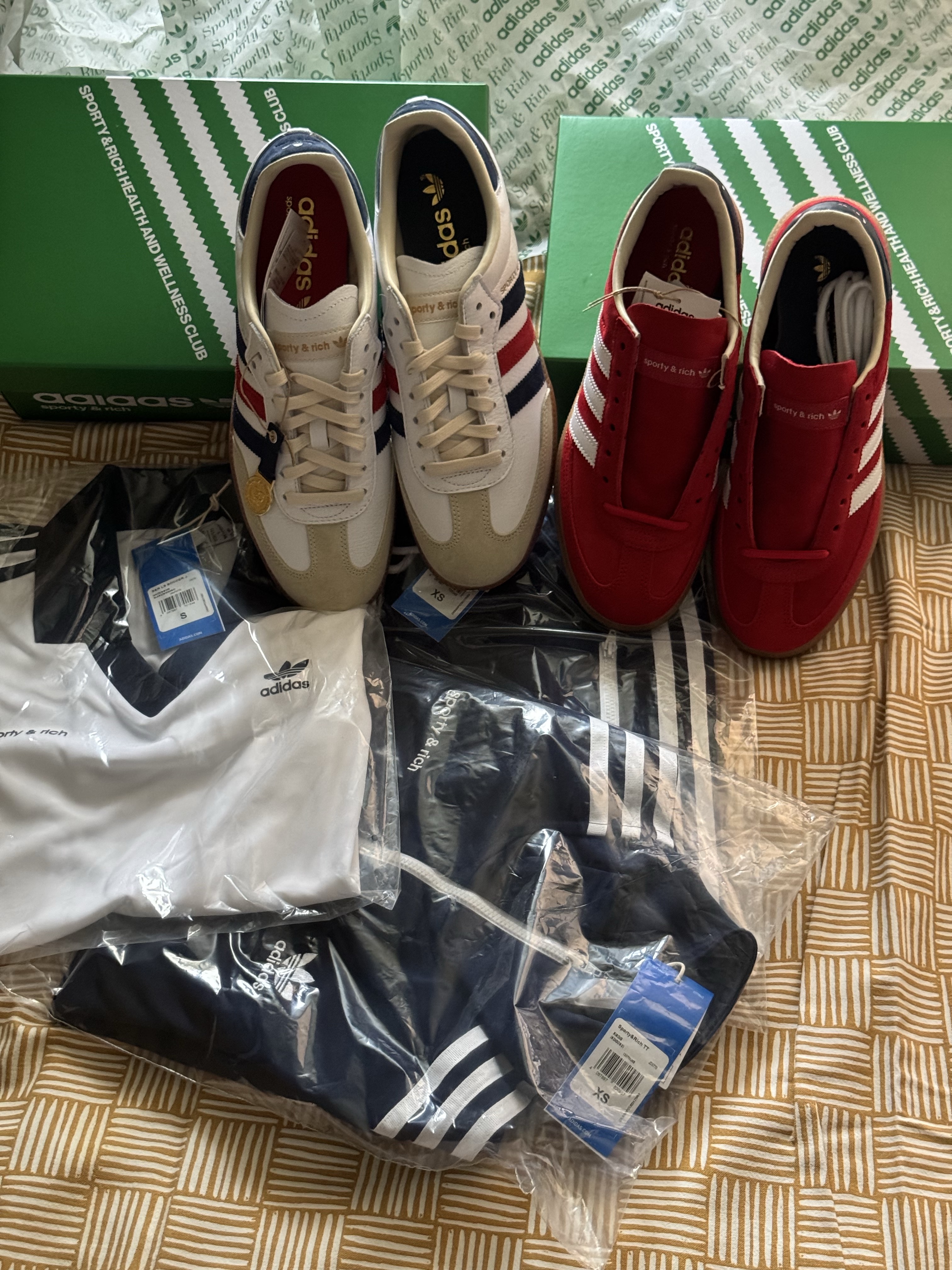 Adidas x Sporty & Rich Samba OG Cloud White Night Indigo, Adidas x Sporty & Rich Spezial Handball Collegiate Red Night Indigo 착용 스타일 - 1