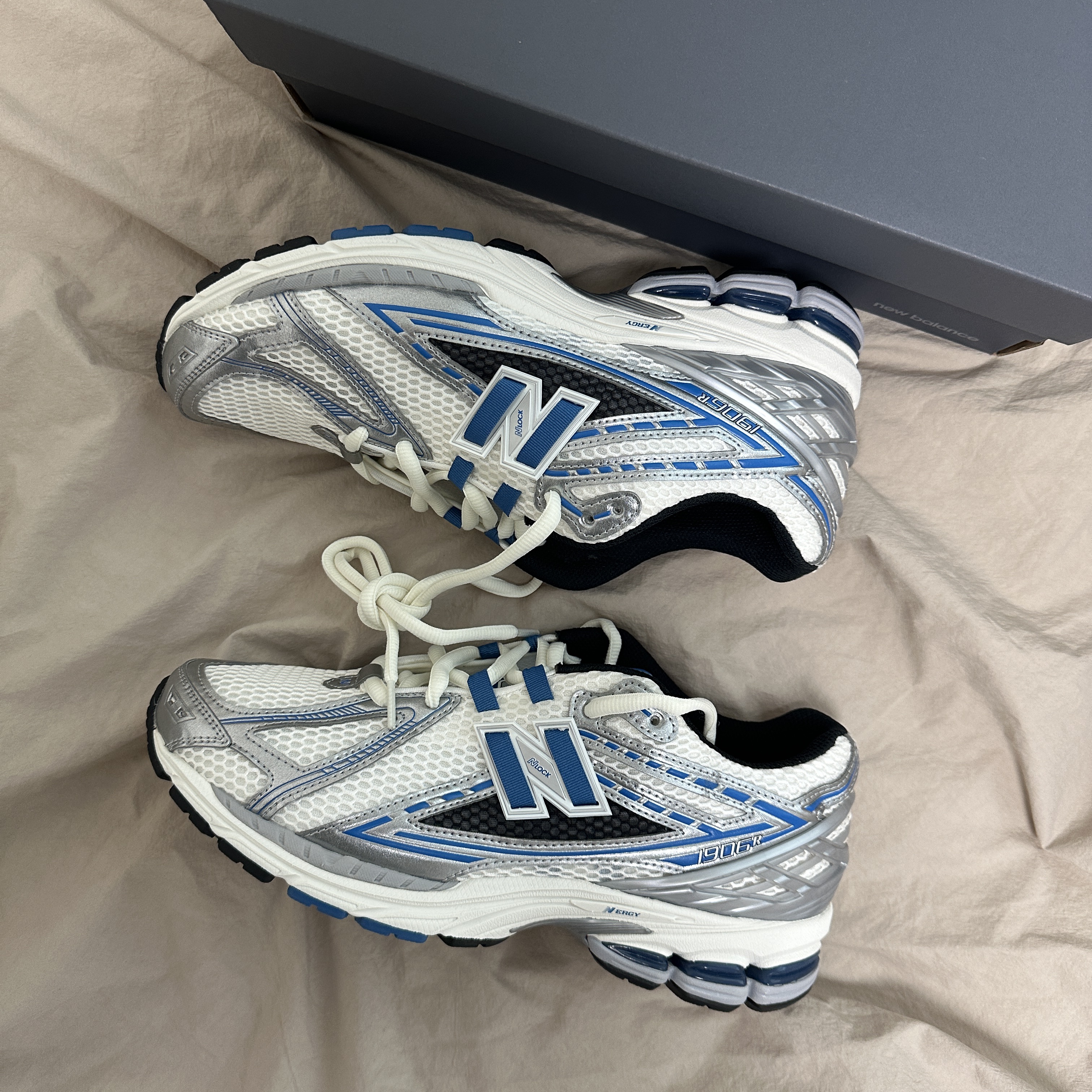 New Balance 1906R Silver Metallic Blue 착용 스타일