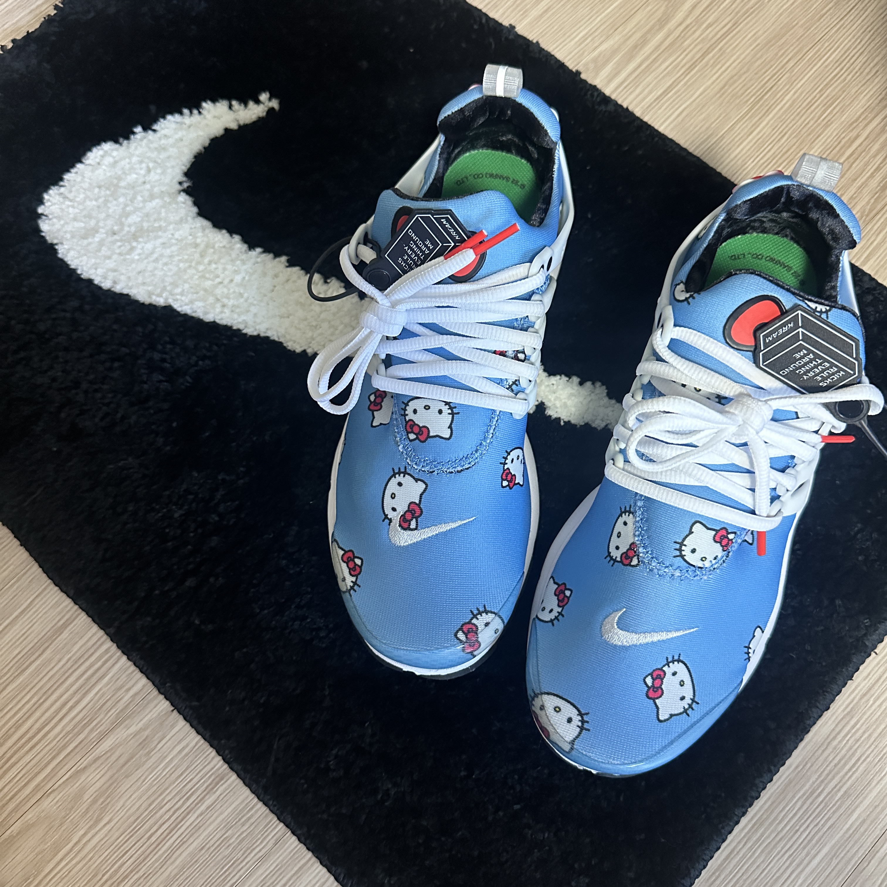 Nike x Hello Kitty Air Presto University Blue, Nike Swoosh Rug Black White 착용 스타일