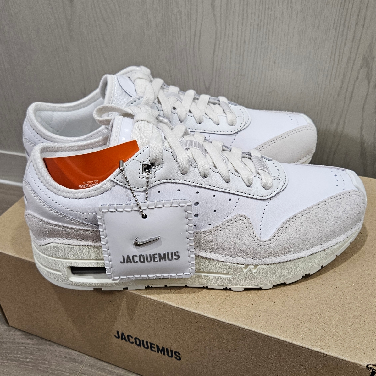 Nike x Jacquemus Air Max 1 '86 Sail and Summit White 착용 스타일 - 3