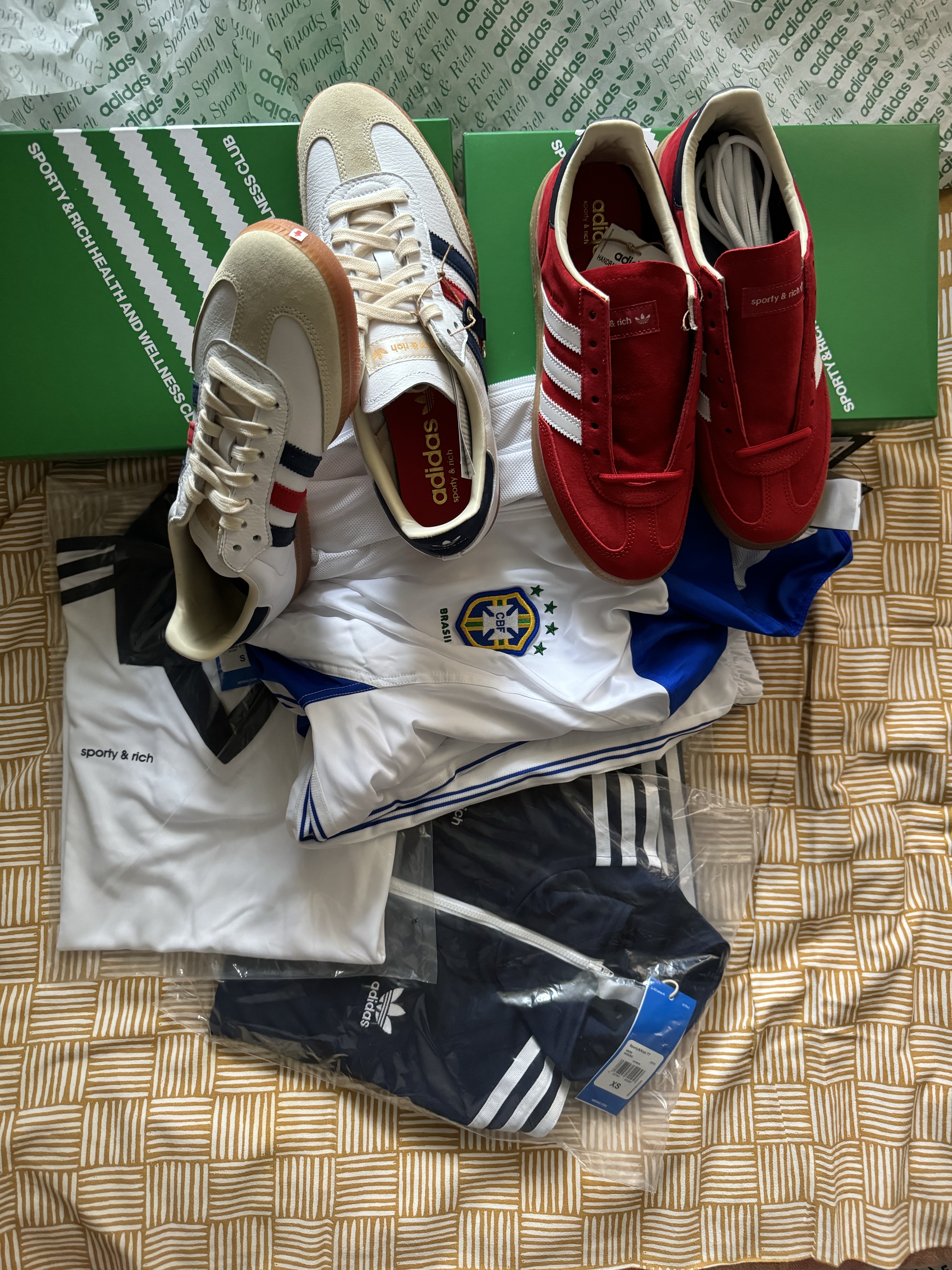 Adidas x Sporty & Rich Samba OG Cloud White Night Indigo, Adidas x Sporty & Rich Spezial Handball Collegiate Red Night Indigo 착용 스타일 - 2