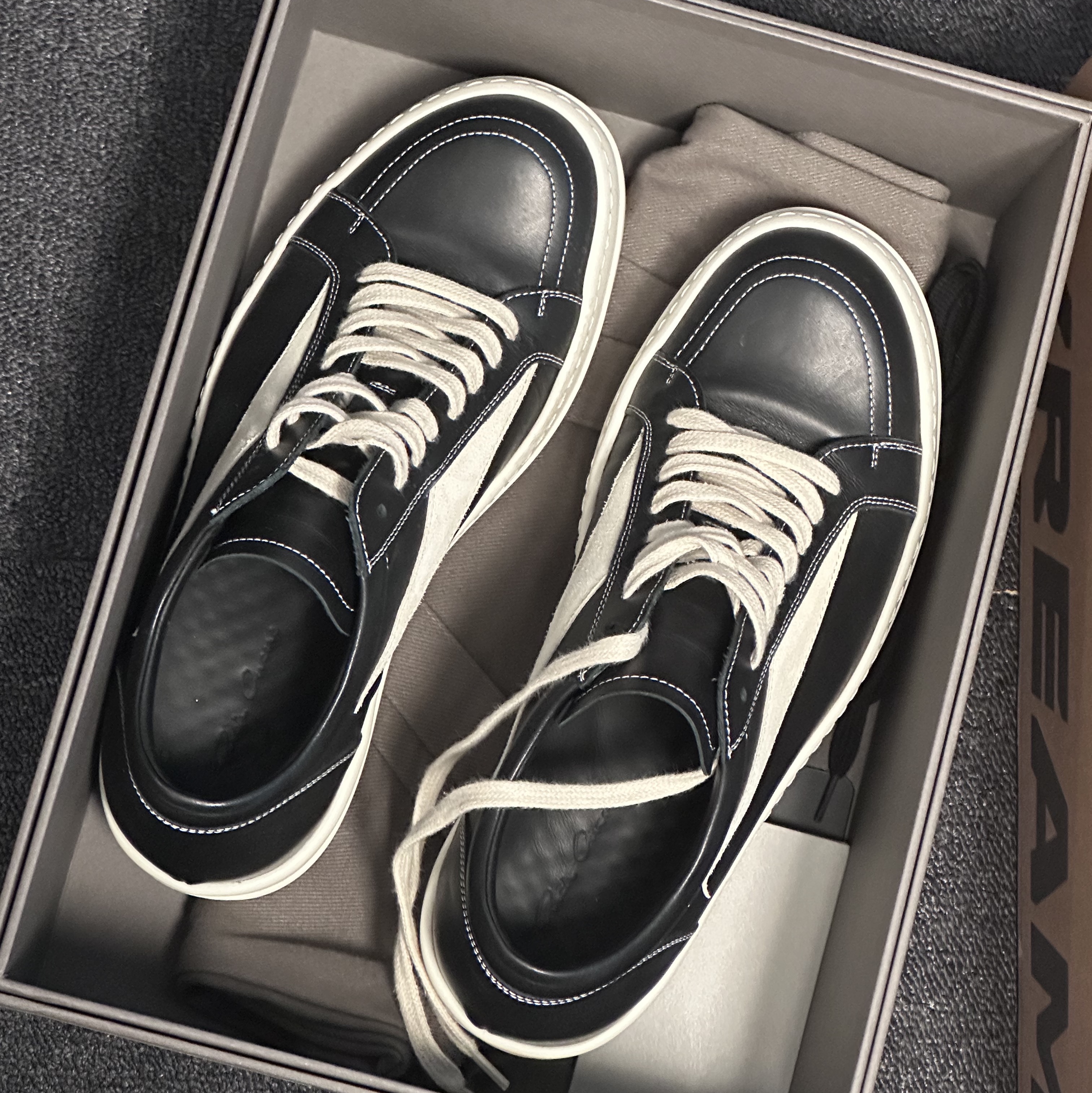 Rick Owens Luxor Vintage Sneakers Black Milk 착용 스타일 - 2