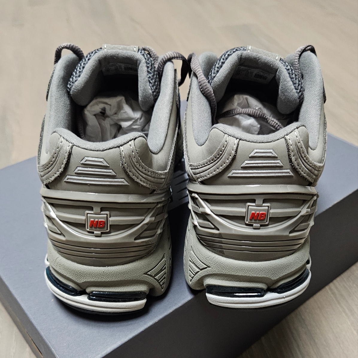 New Balance 1906R Charcoal Grey 착용 스타일 - 4