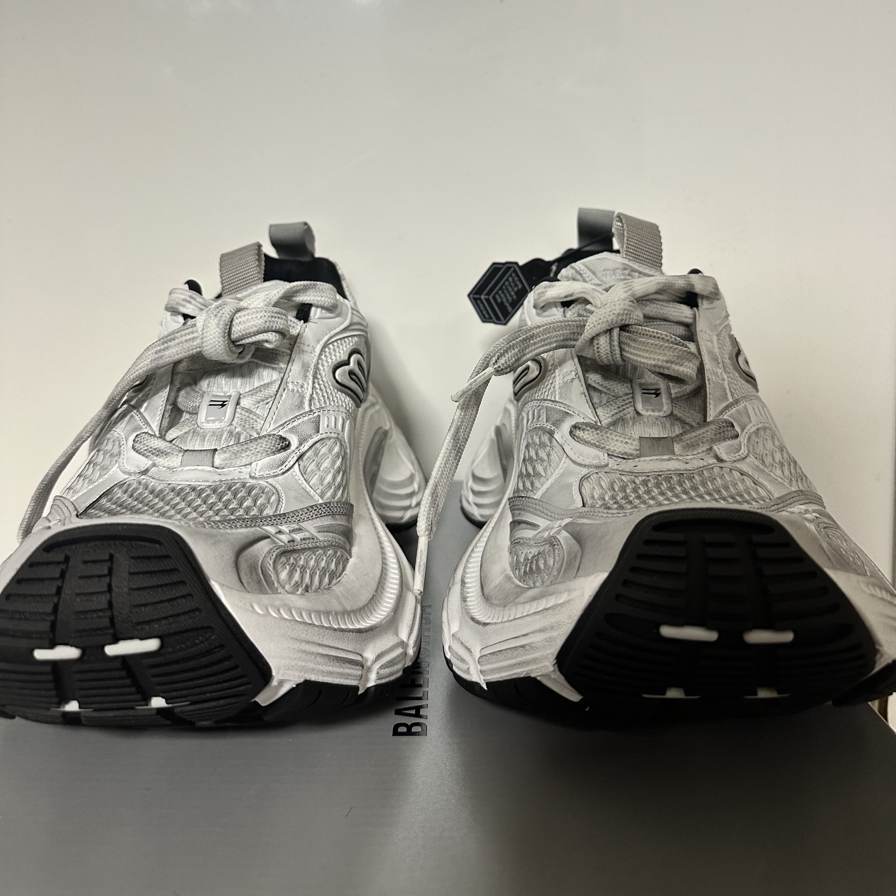 Balenciaga 10XL Sneakers White Grey Silver Black 착용 스타일 - 4
