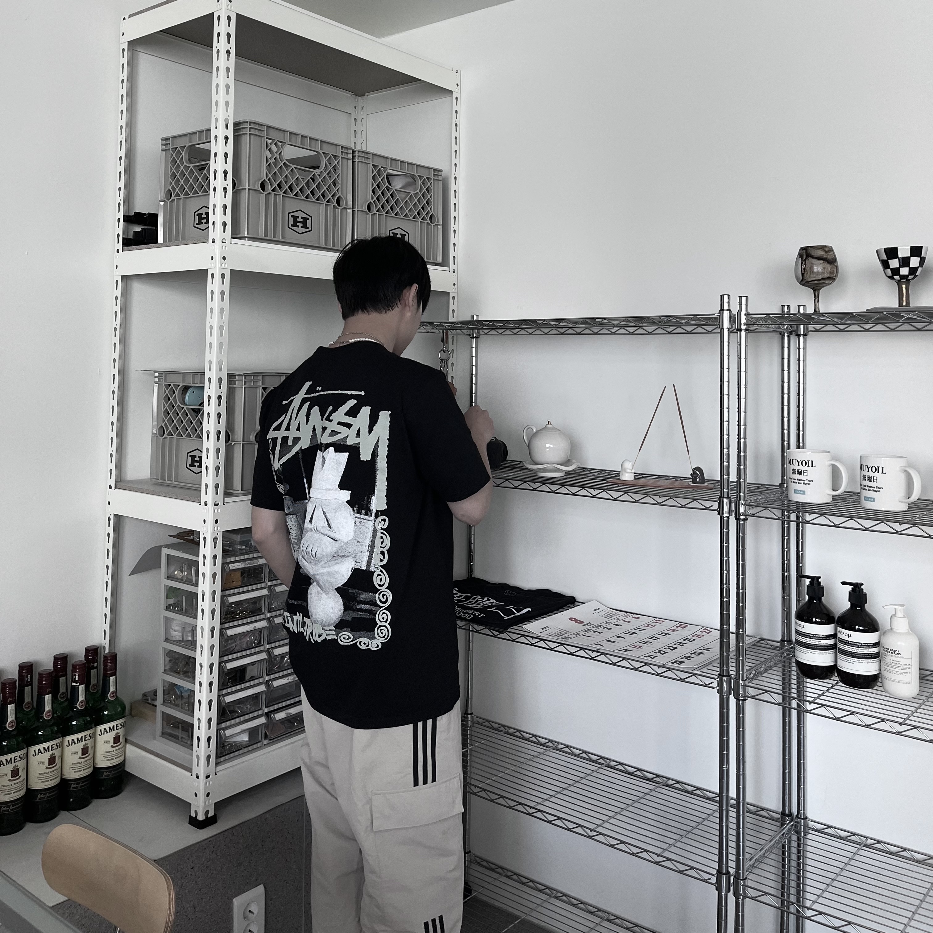 Asics Gel-Venture 6 Carrier Grey, Stussy Landin T-Shirt Black 착용 스타일 - 3
