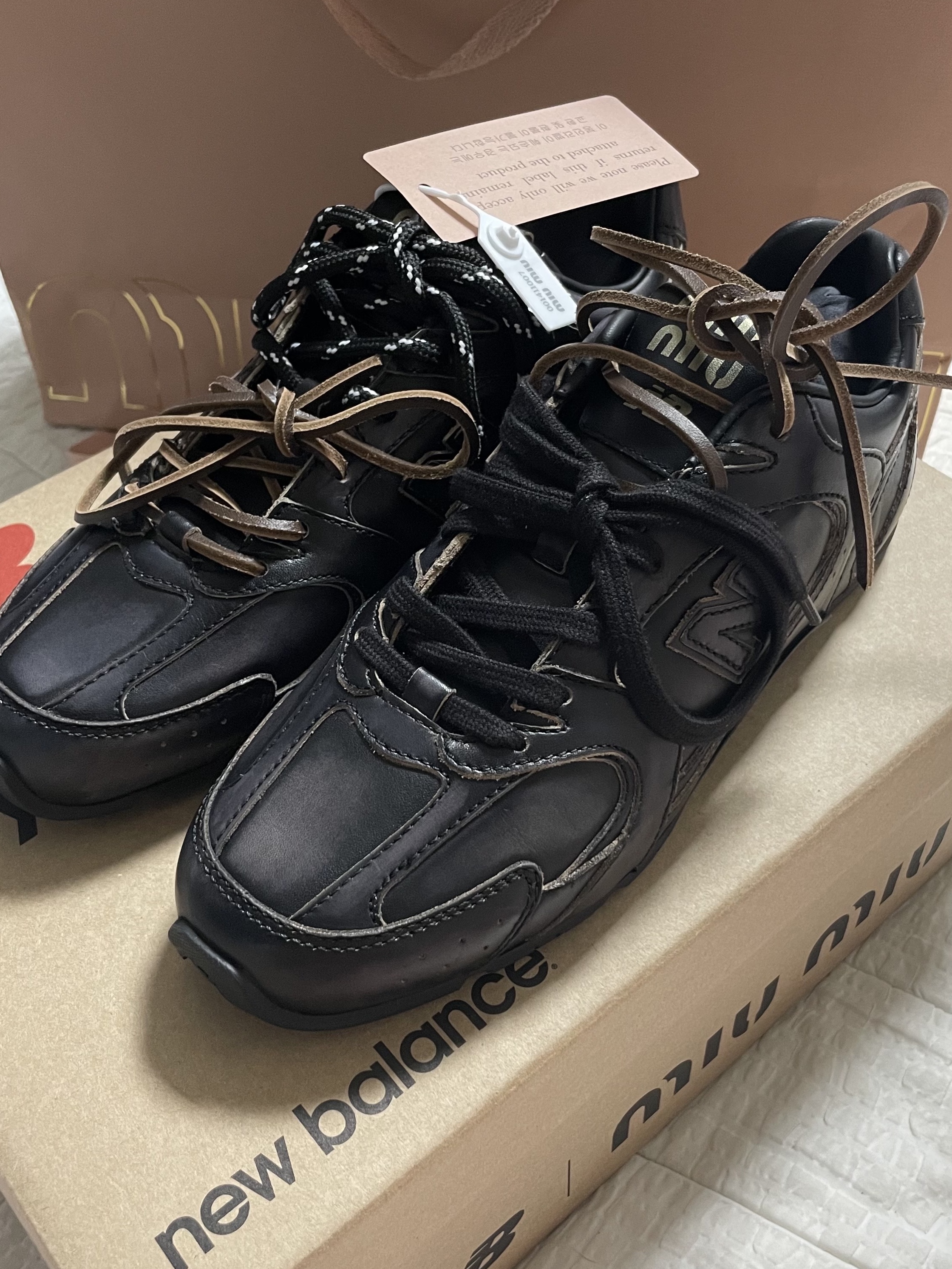 (W) New Balance x Miu Miu 530 SL Leather Sneakers Black 착용 스타일 - 3