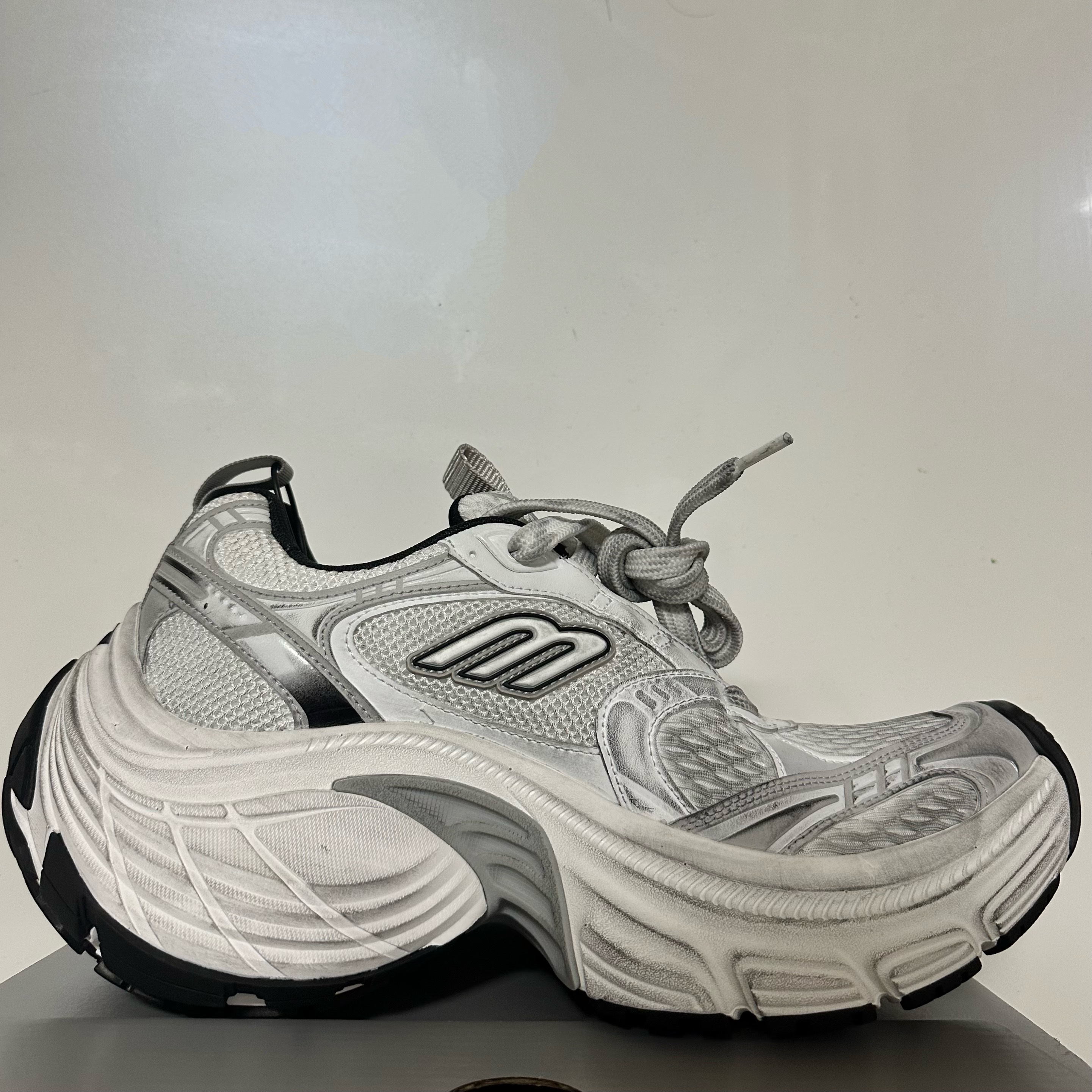 Balenciaga 10XL Sneakers White Grey Silver Black 착용 스타일 - 1
