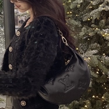 Louis Vuitton Over The Moon Black, Gucci GG Matelasse Card Case Wallet Black Leather 착용 스타일