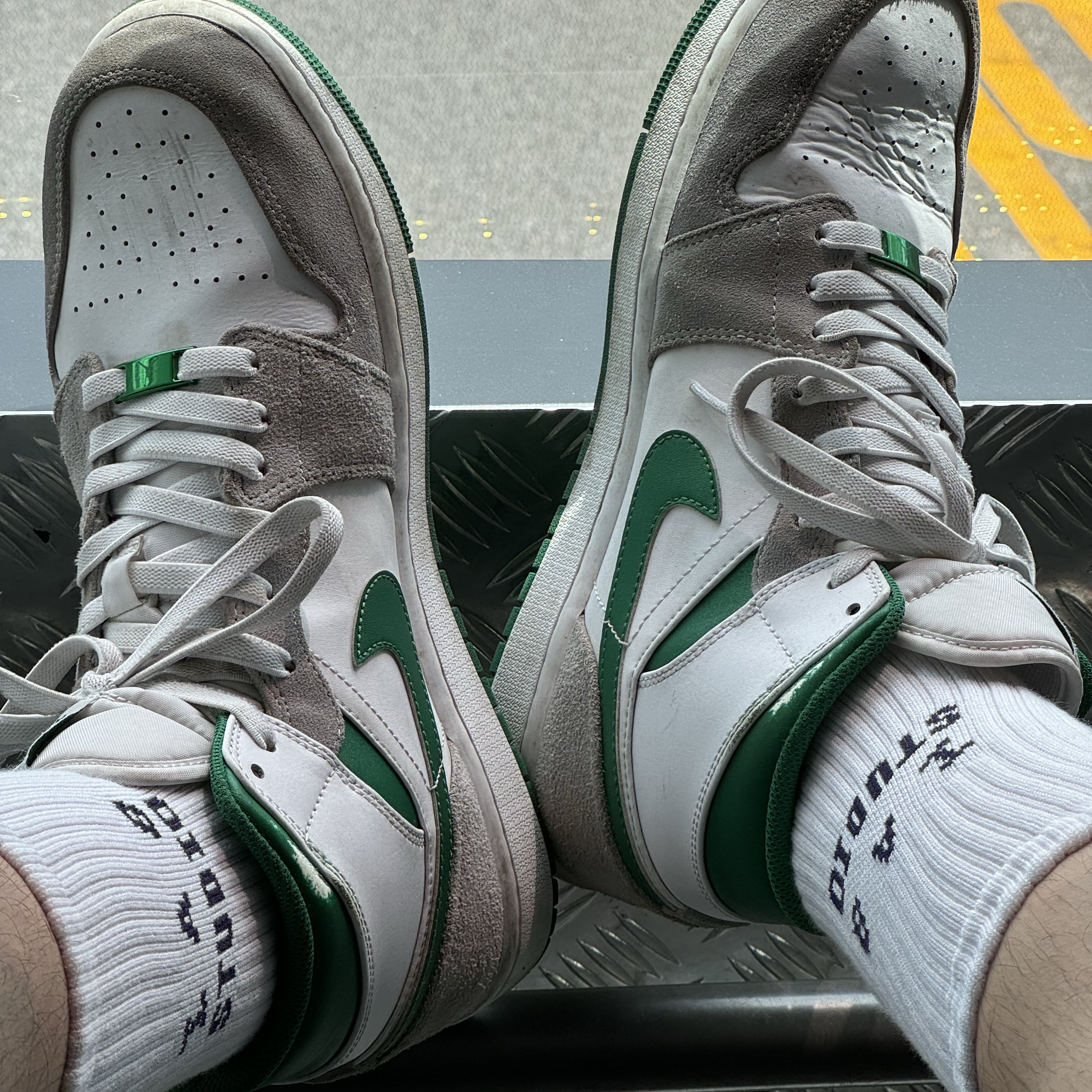 IAB Studio Socks White Black (5 Pack), Jordan 1 Mid SE Pine Green Light Smoke Grey 착용 스타일