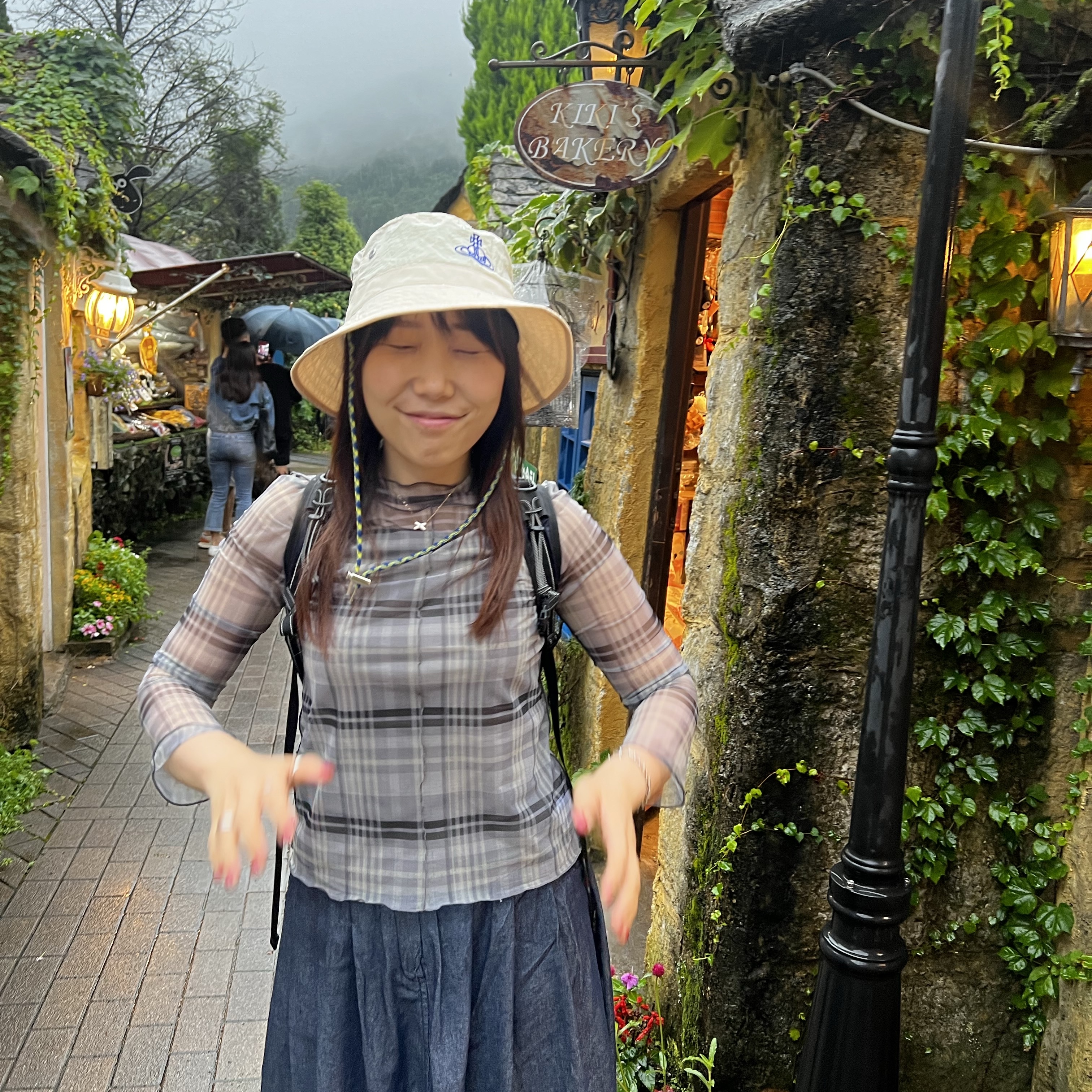 (W) Vivienne Westwood Orb Embroidered Adventure Hat Khaki, Chaumet Jeux De Liens Pendant Rose Gold Mother of Pearl Diamond 착용 스타일