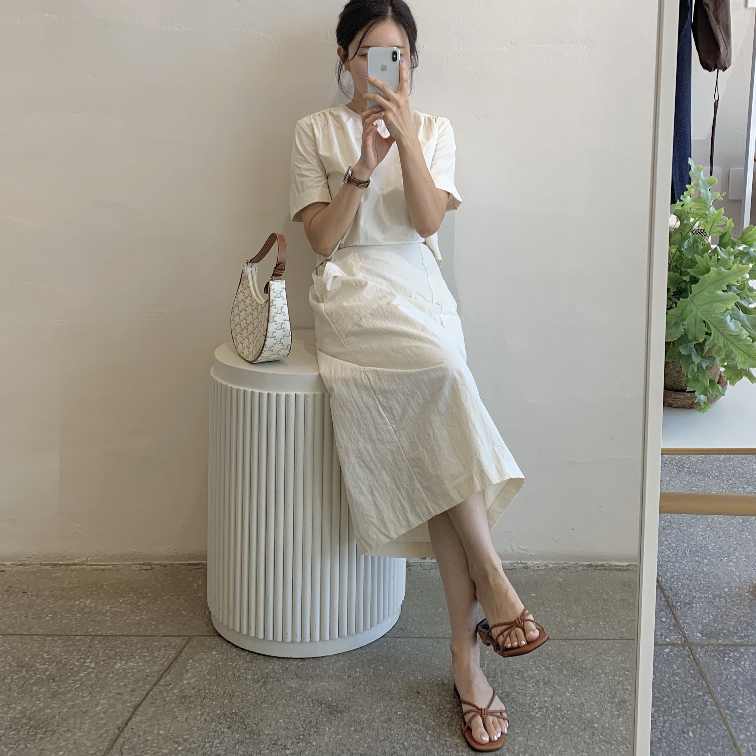 Celine Ava Bag in Triomphe Canvas and Calfskin White 착용 스타일 - 1