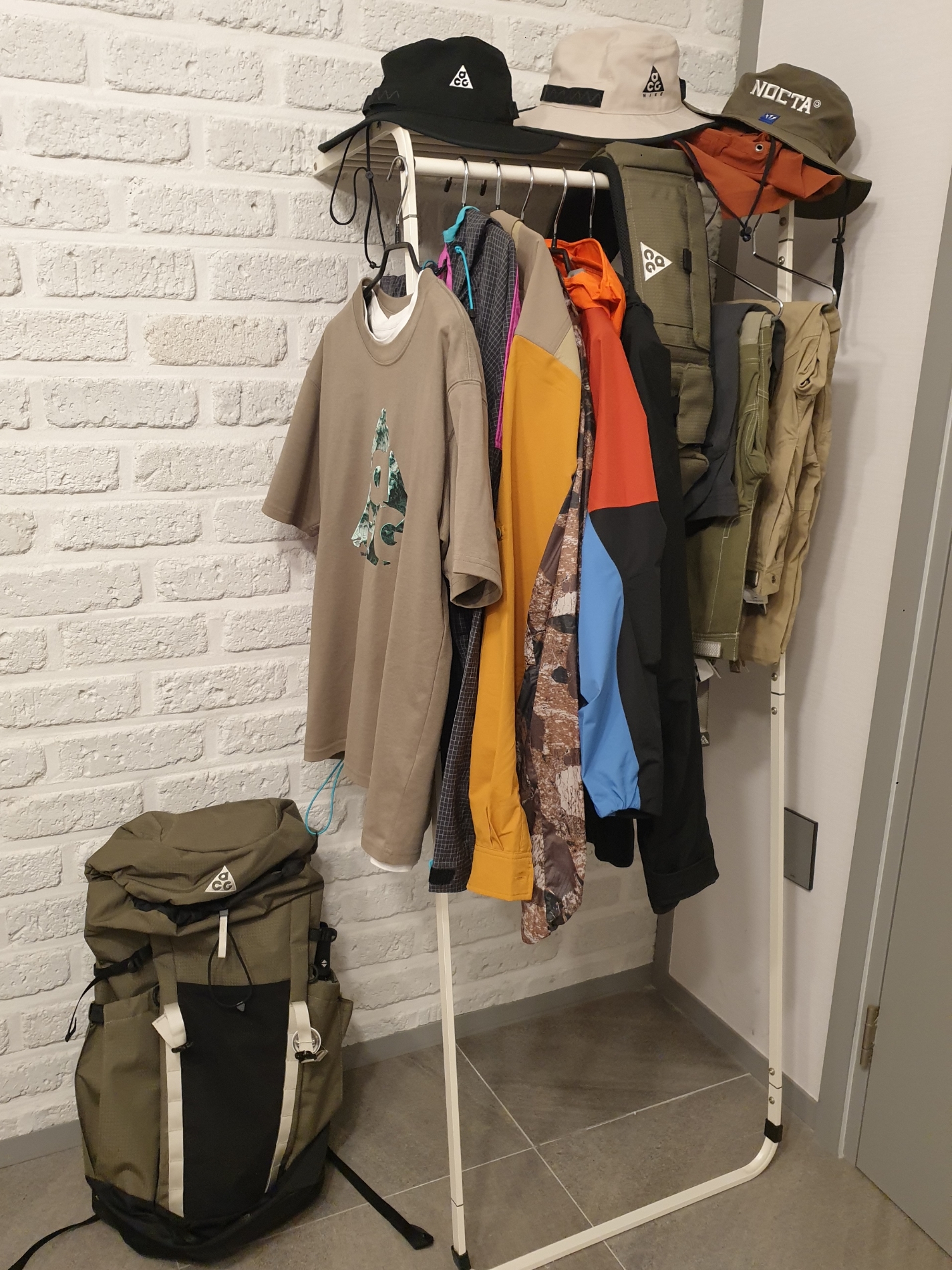 Nike ACG Dri-Fit UV Devastation Trail Shirt Khaki Olive Gold - Asia, Nike x Drake Nocta Souvenir Cactus Bucket Hat Olive 착용 스타일