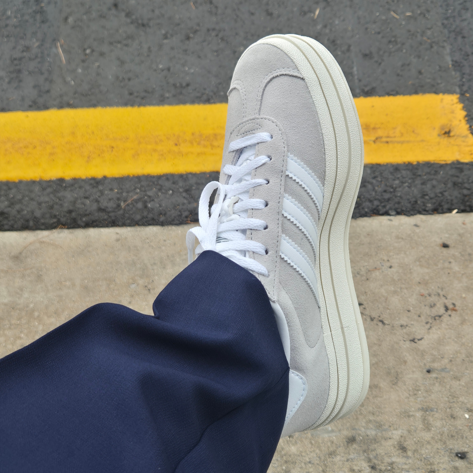 (W) Adidas Gazelle Bold Grey Cloud White 착용 스타일 - 1