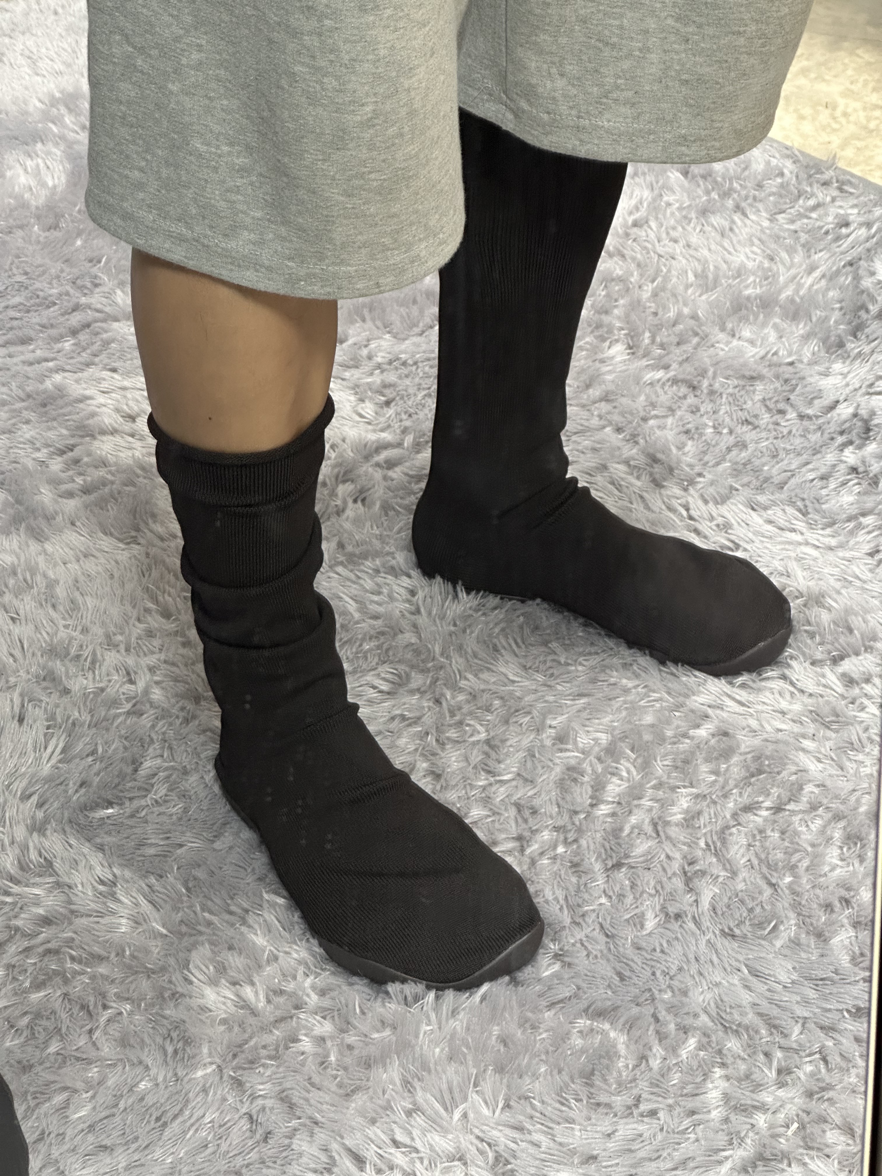 Yeezy YZY Pods Black 착용 스타일