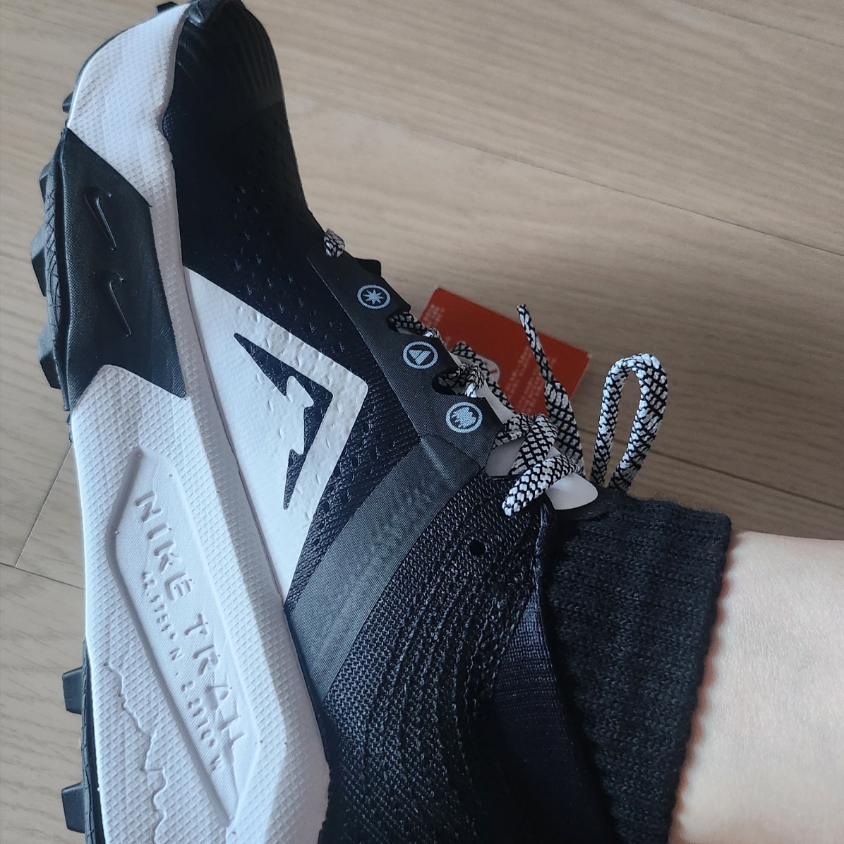 (W) Nike ZoomX Zegama Trail Black White 착용 스타일 - 1